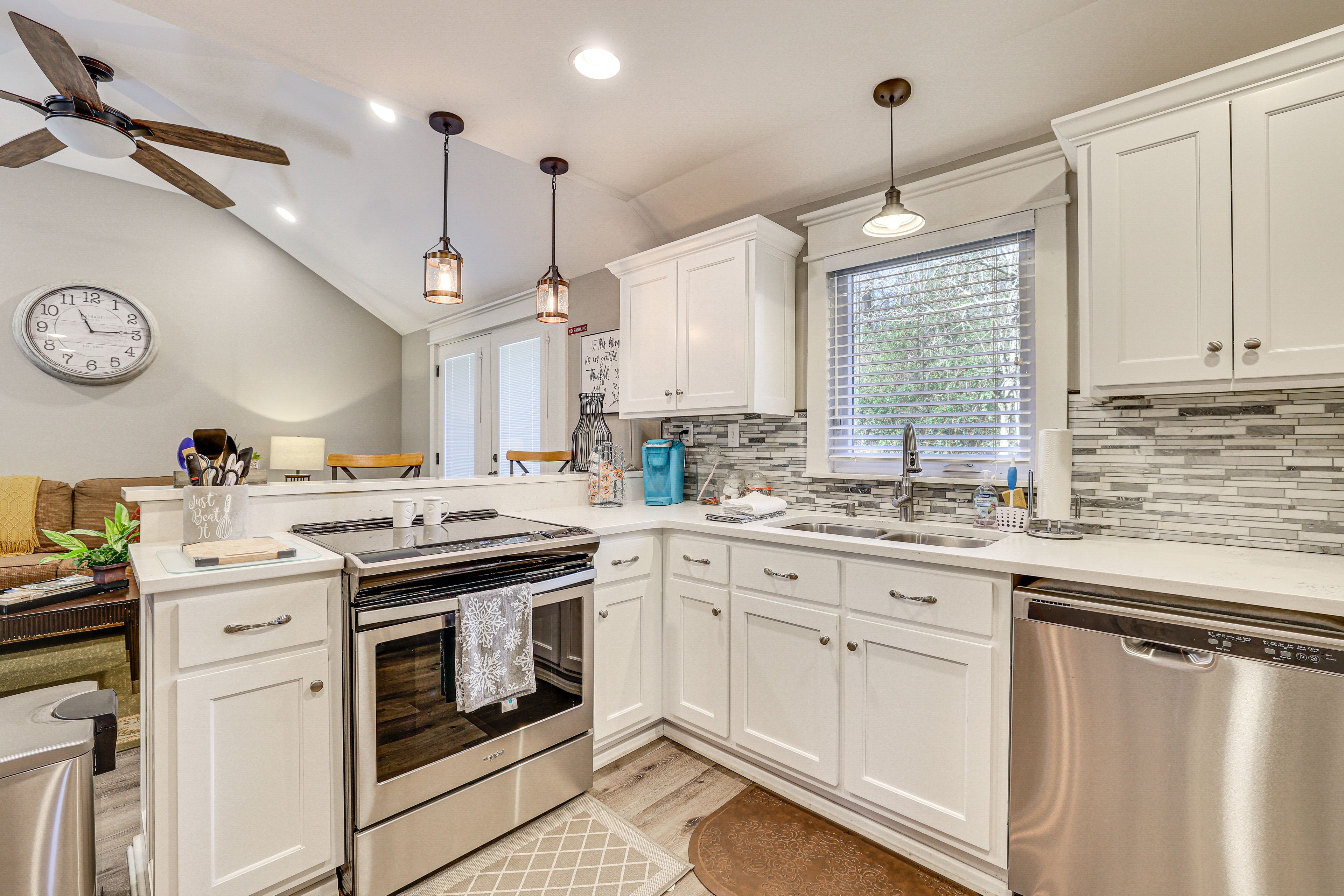 Property Interior | Central A/C & Heating | Free WiFi