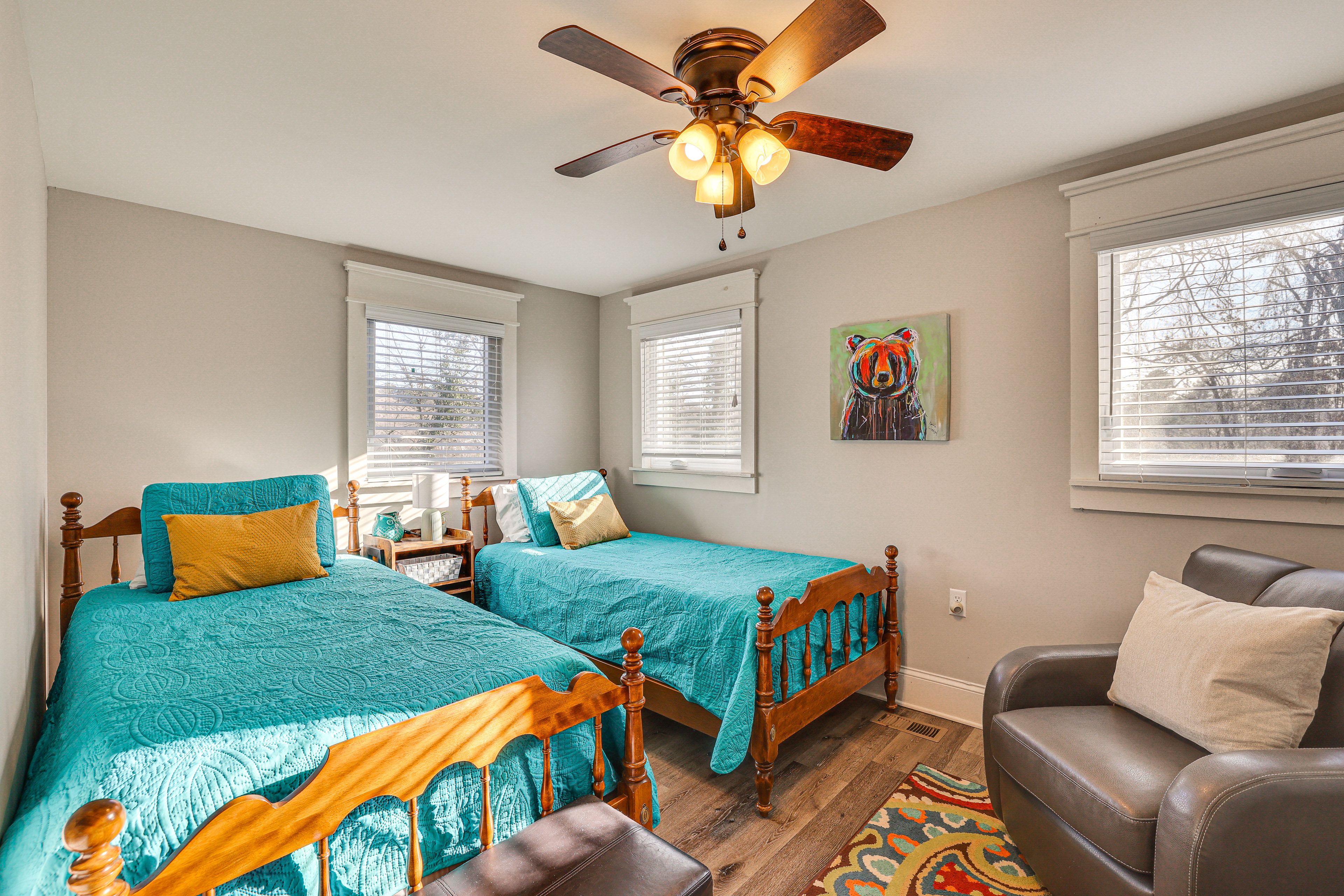 Bedroom 2 | 2 Twin Beds | Smart TV