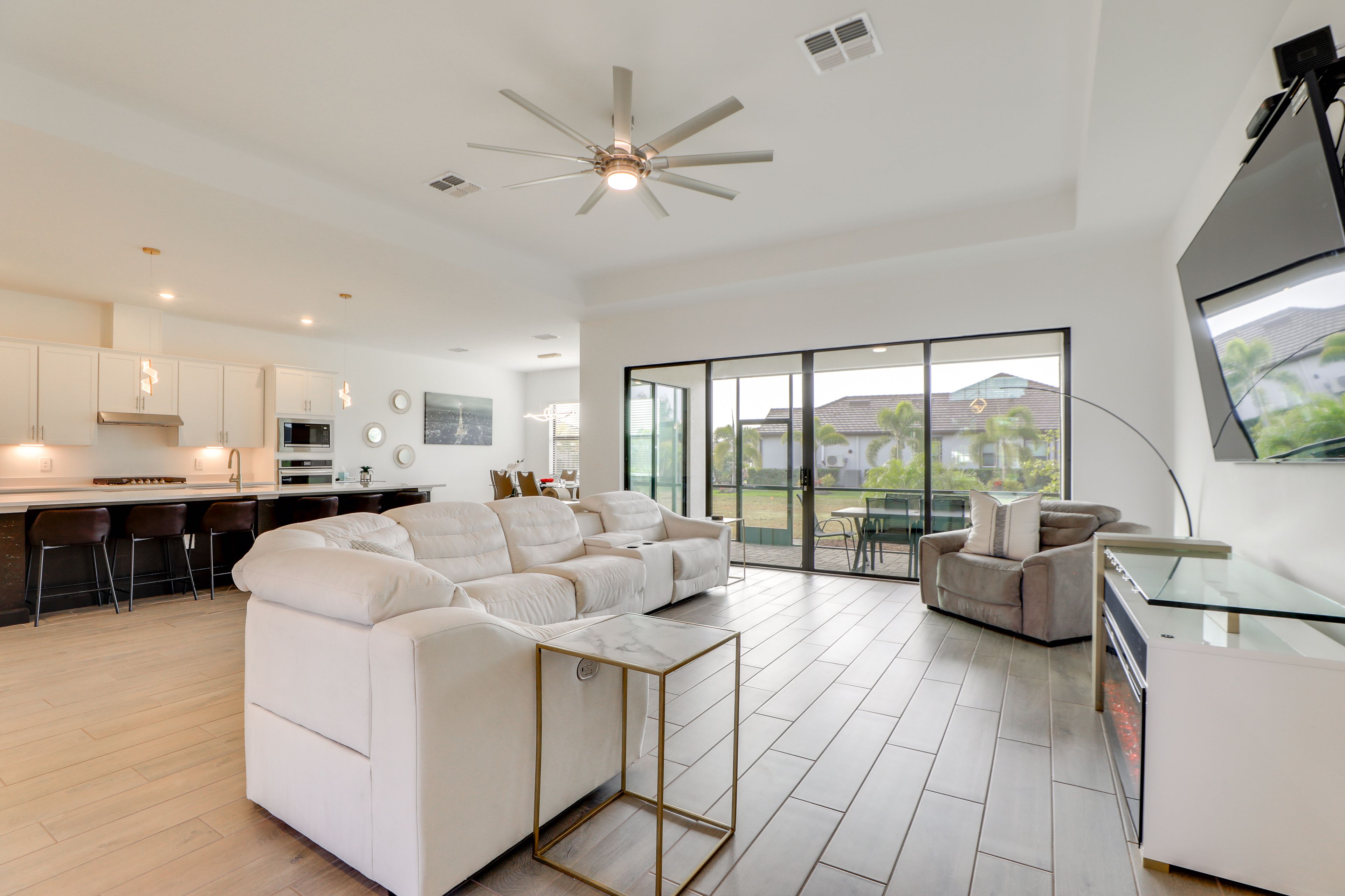 Living Room | Smart TV | Free WiFi | Single-Story Home