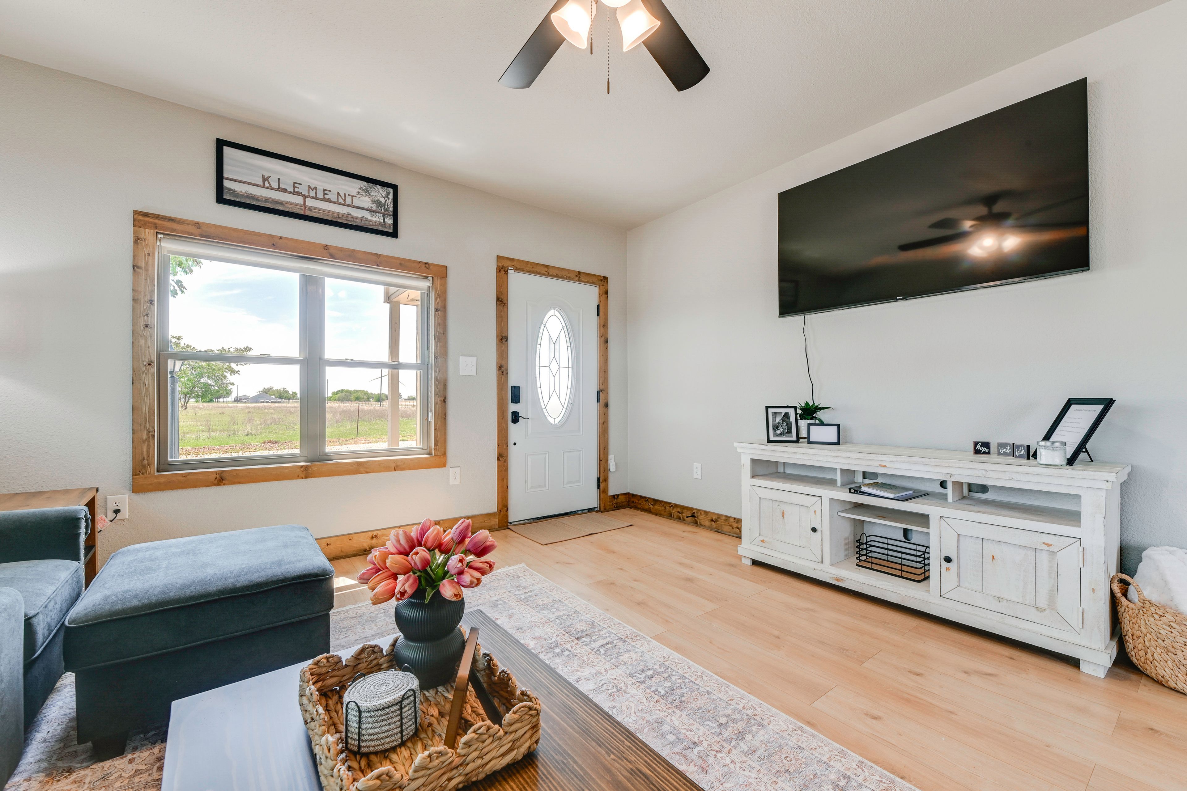 Living Room | Free WiFi | Open Interior