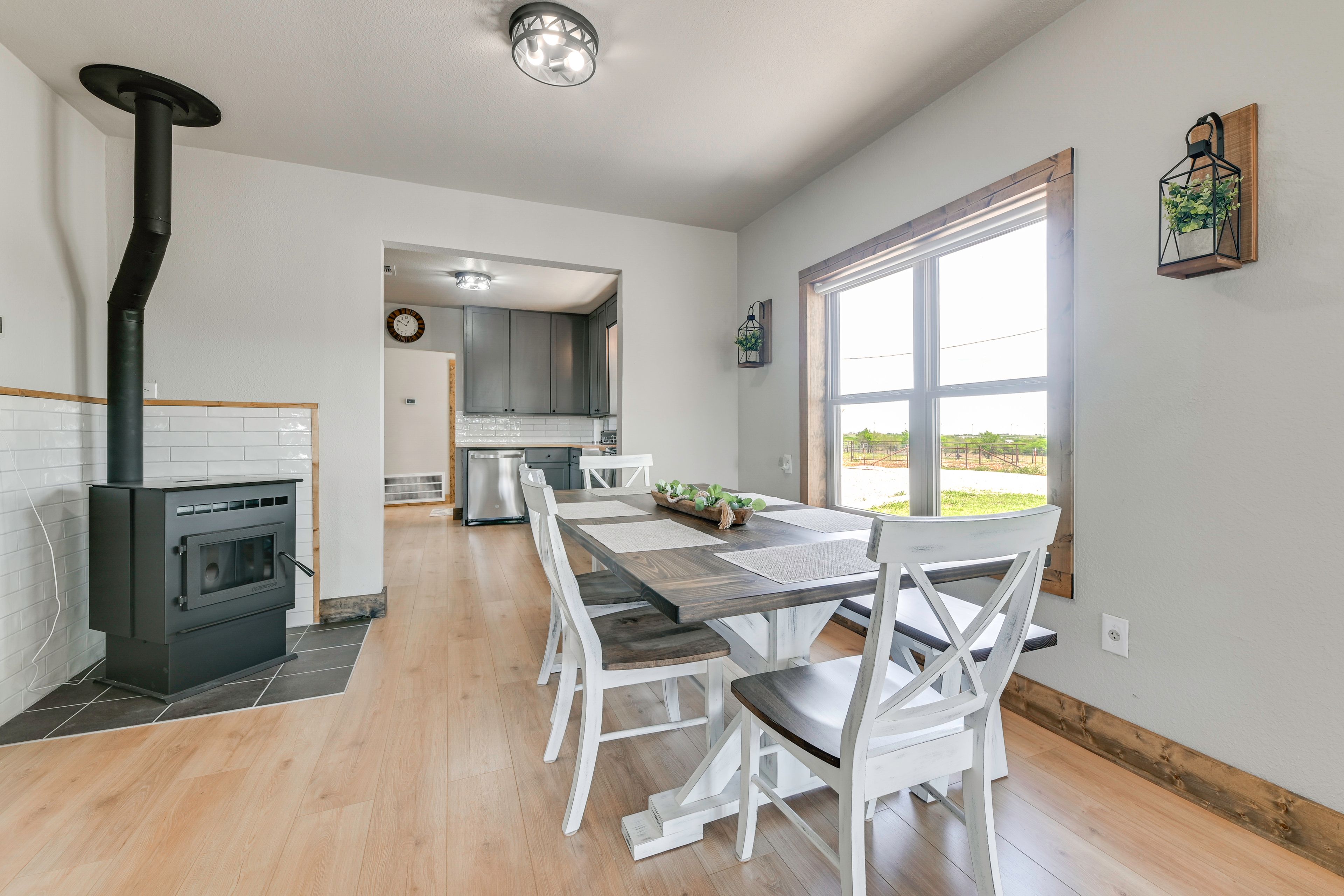 Dining Area | Dishes & Flatware Provided