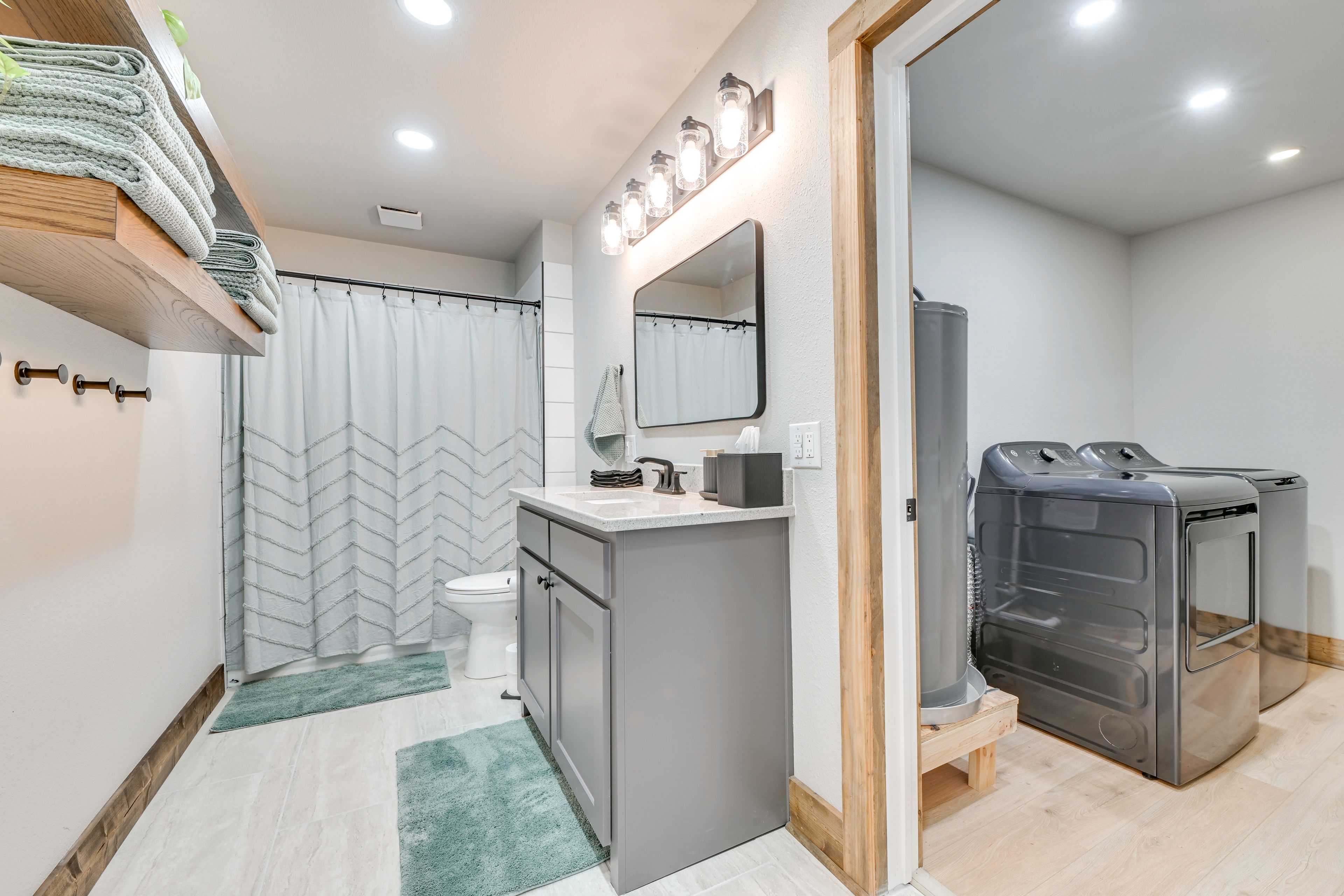 Full Bathroom | Towels & Linens Provided