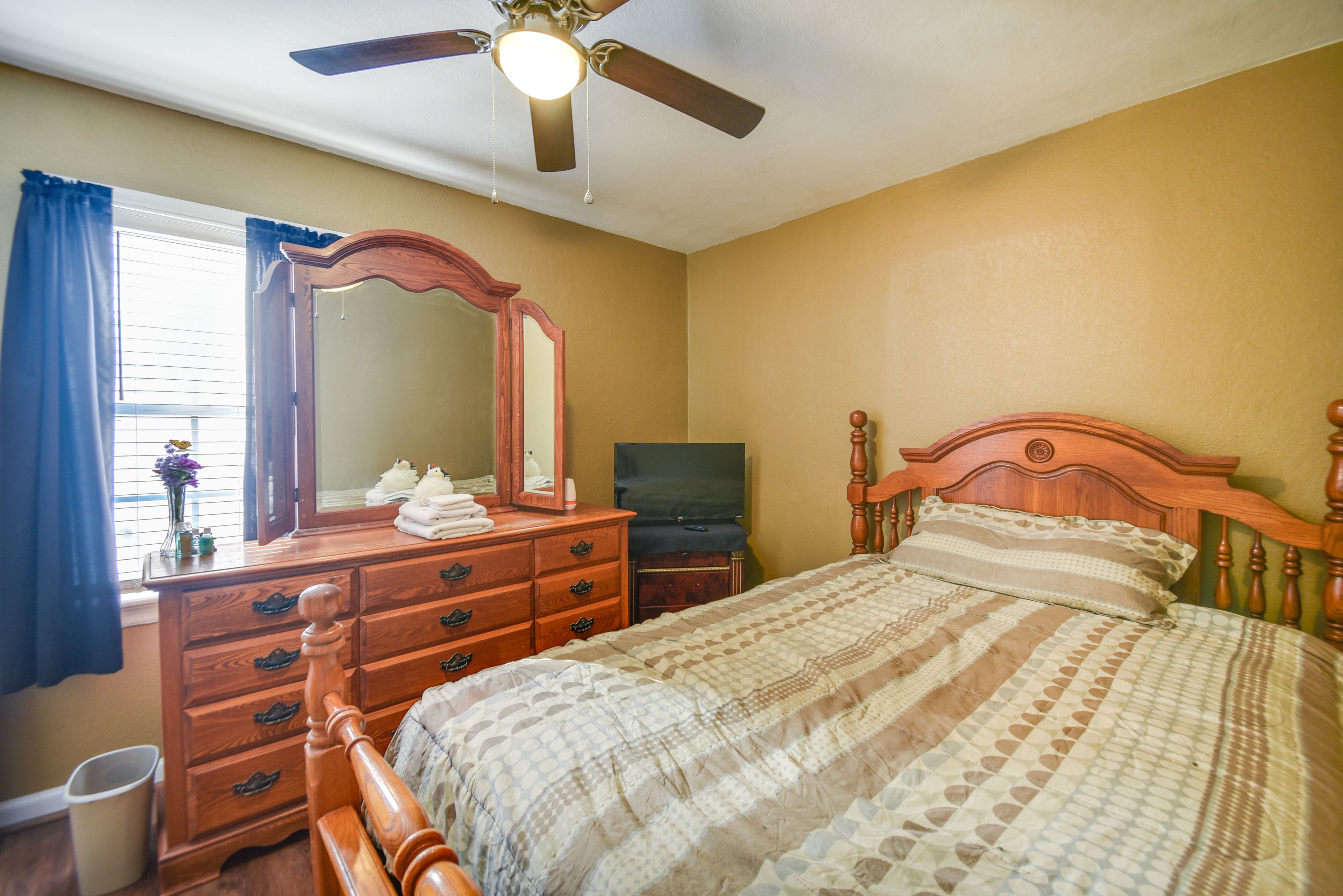 Bedroom 2 | Queen Bed | Main Floor