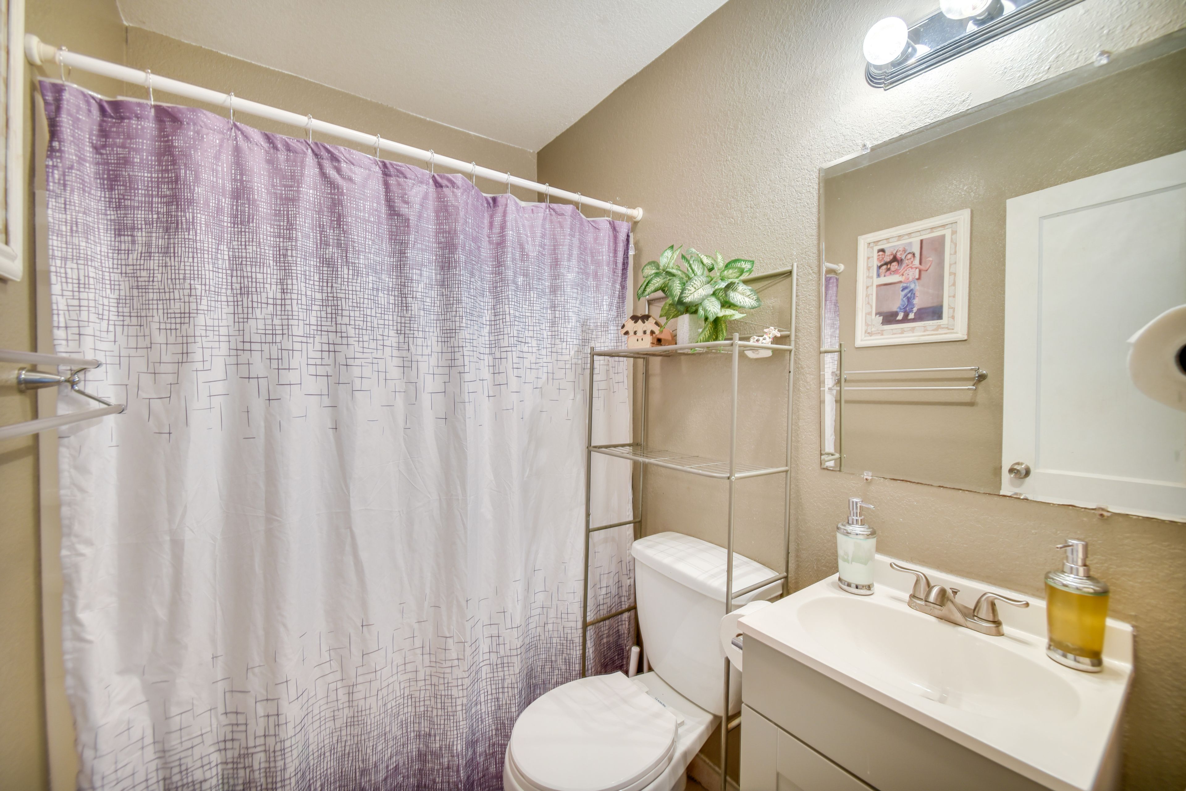 Bathroom | Main Floor