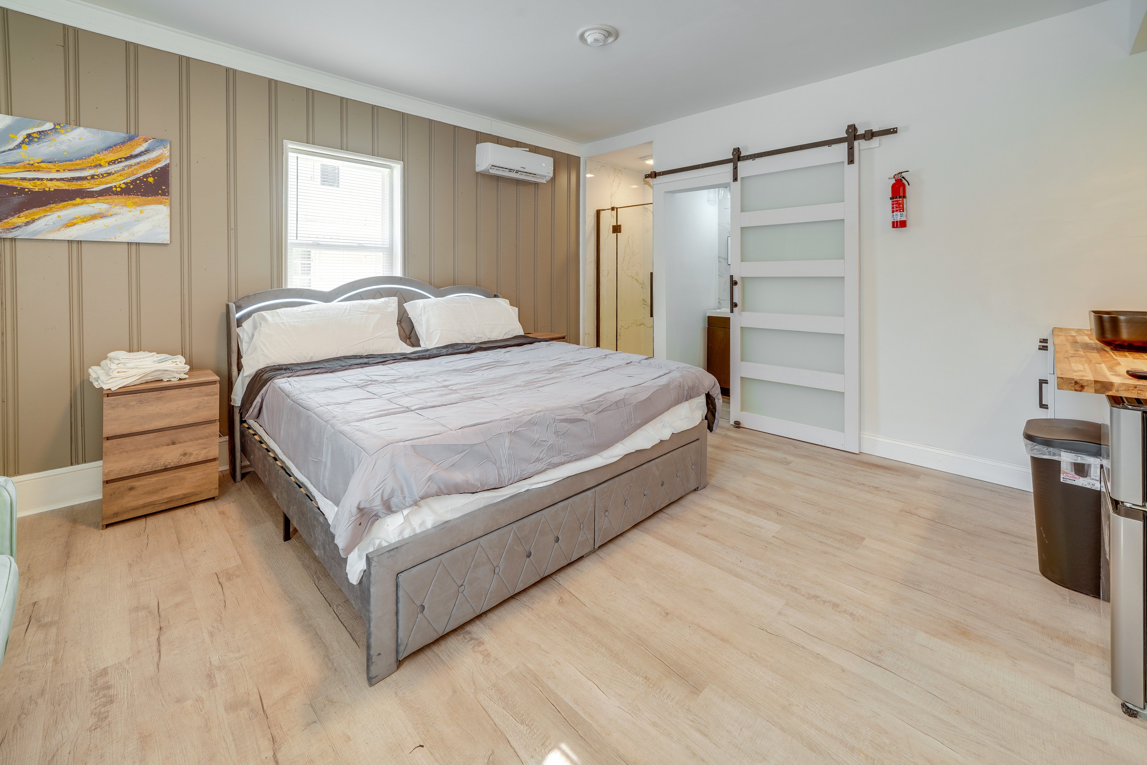 Studio | King Bed | Full Futon