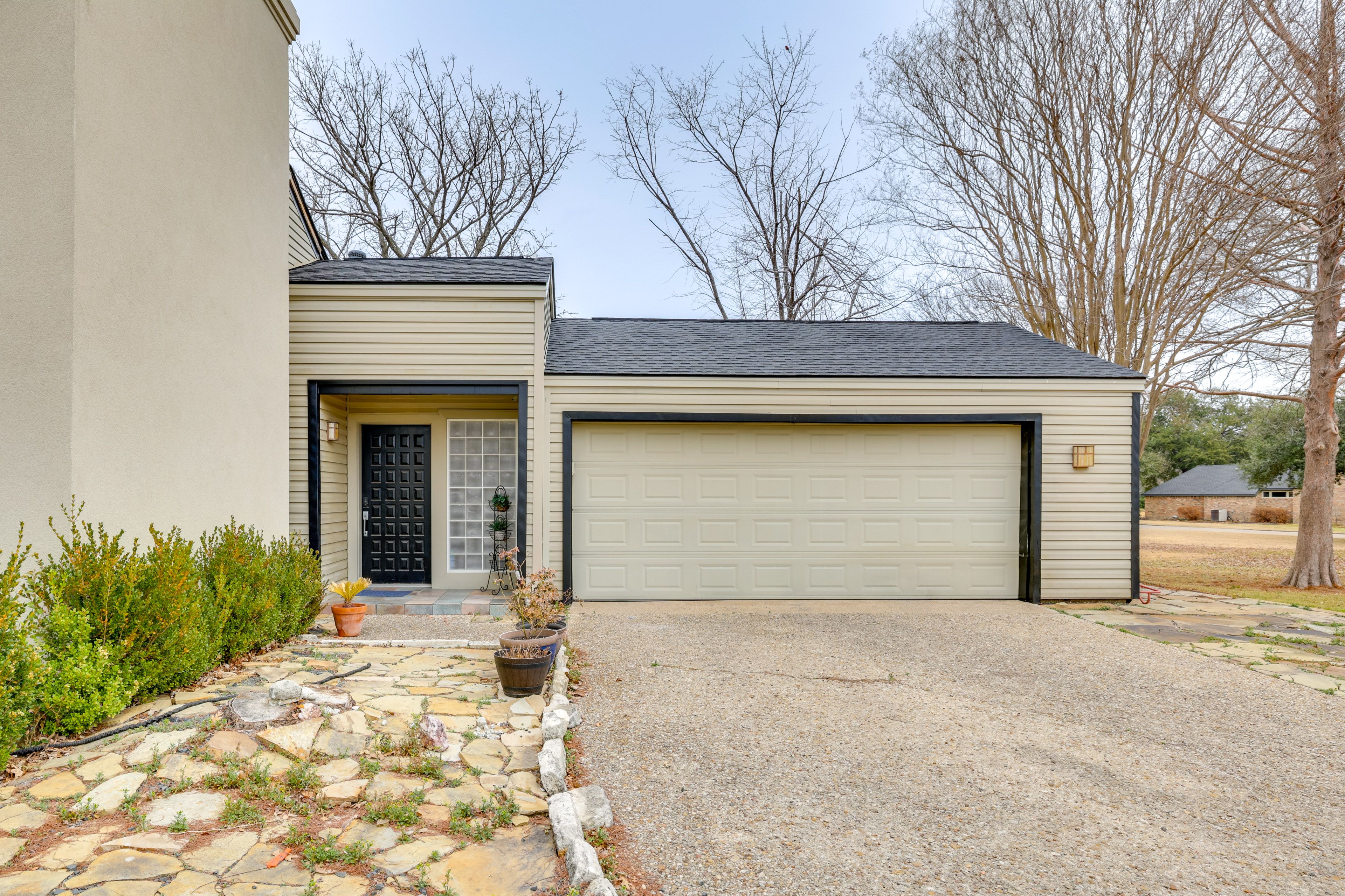 Parking | Driveway (2 Vehicles) | Garage (2 Vehicles)