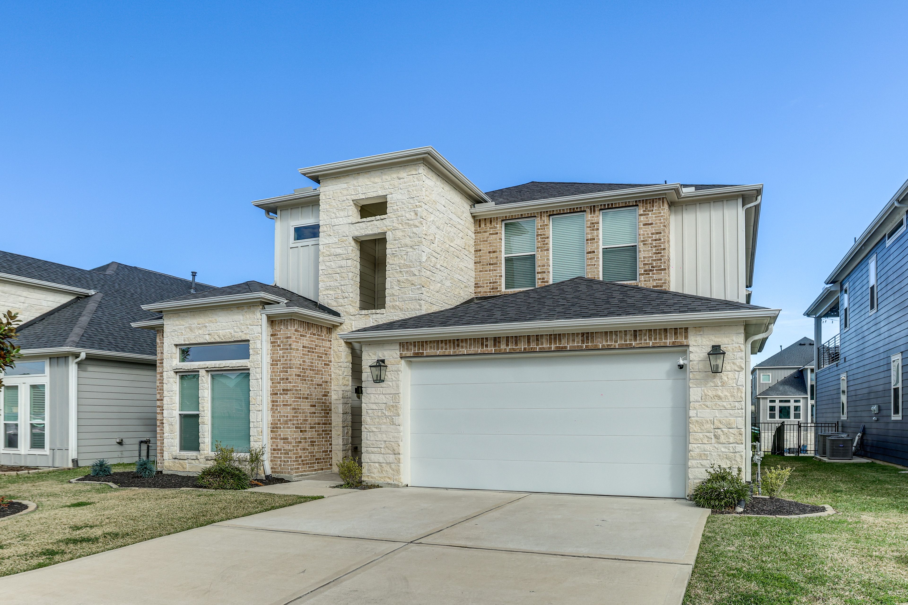 Parking | Garage (2 Vehicles) | Driveway (2 Vehicles)