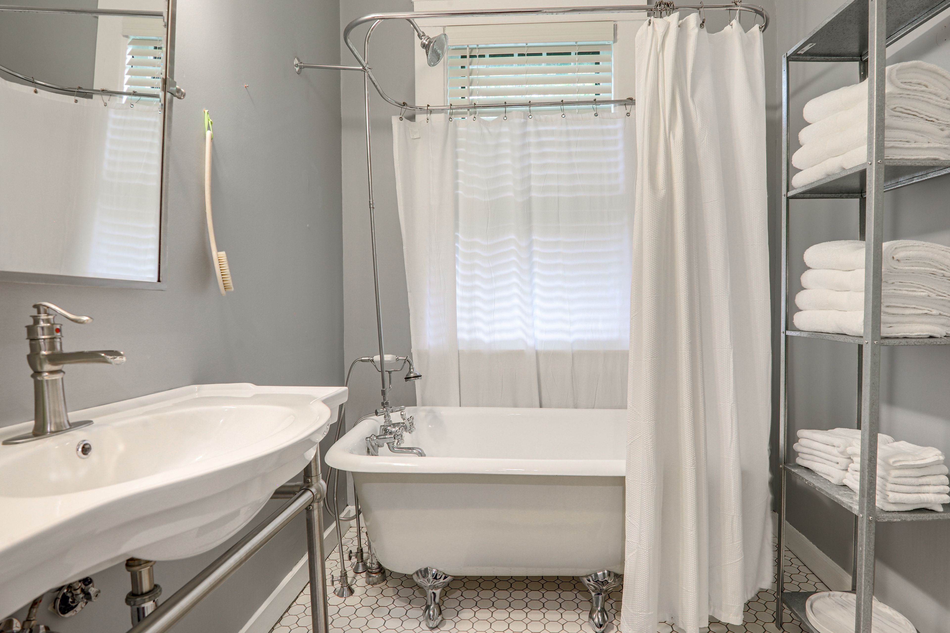 Full Bathroom | 2nd Floor