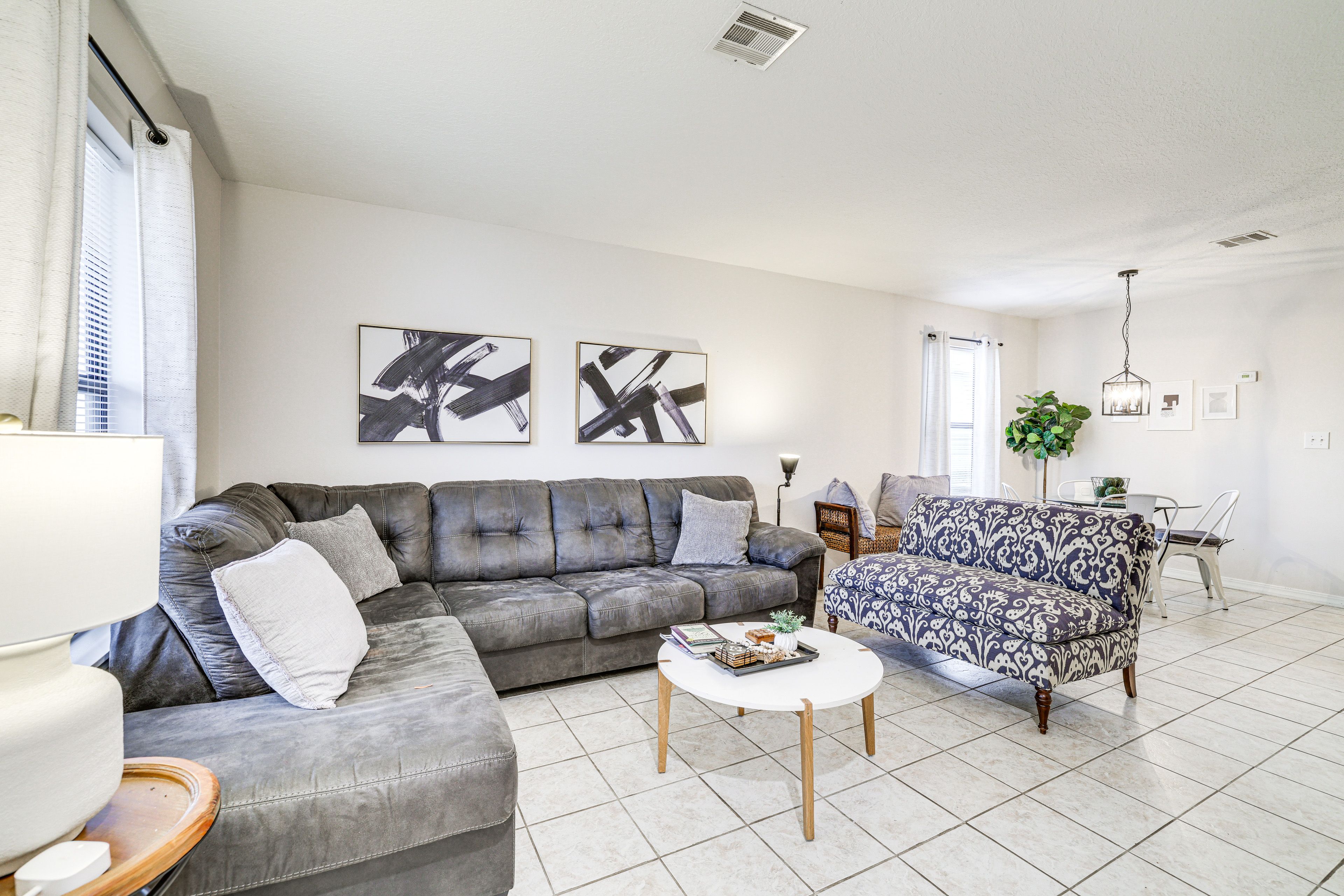 Living Room | Free WiFi | Central Heating & Air Conditioning