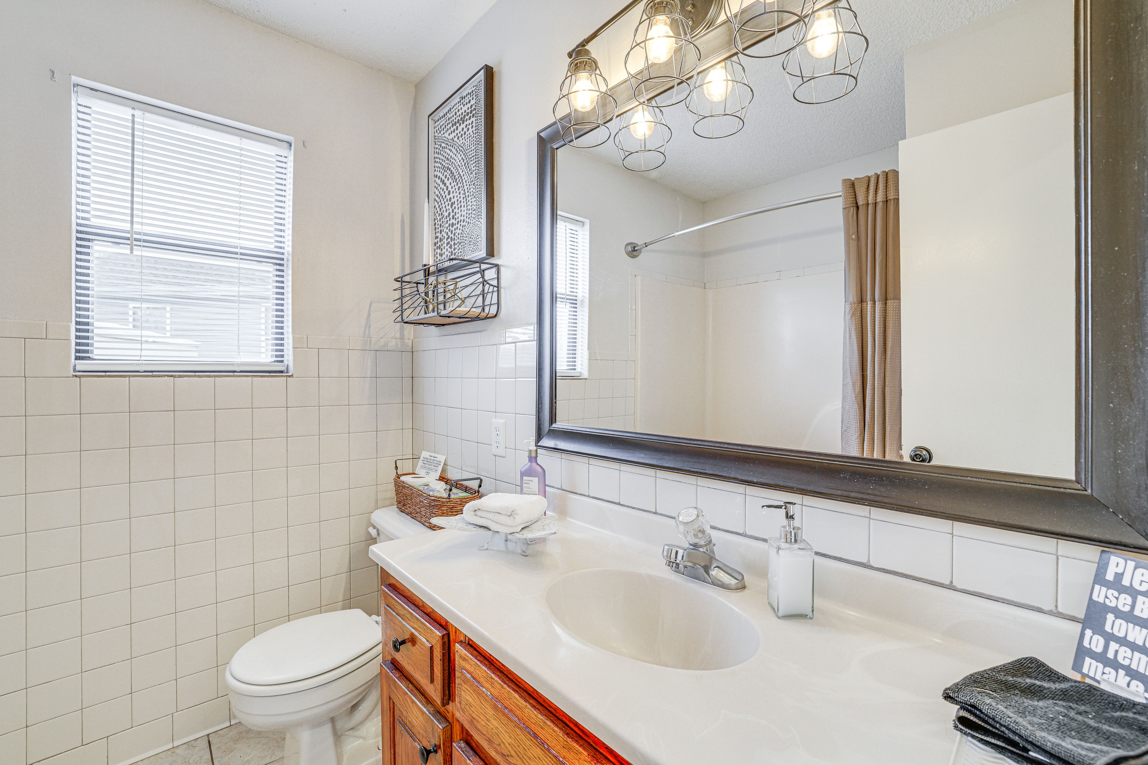 Full Bathroom | Complimentary Toiletries | Towels Provided