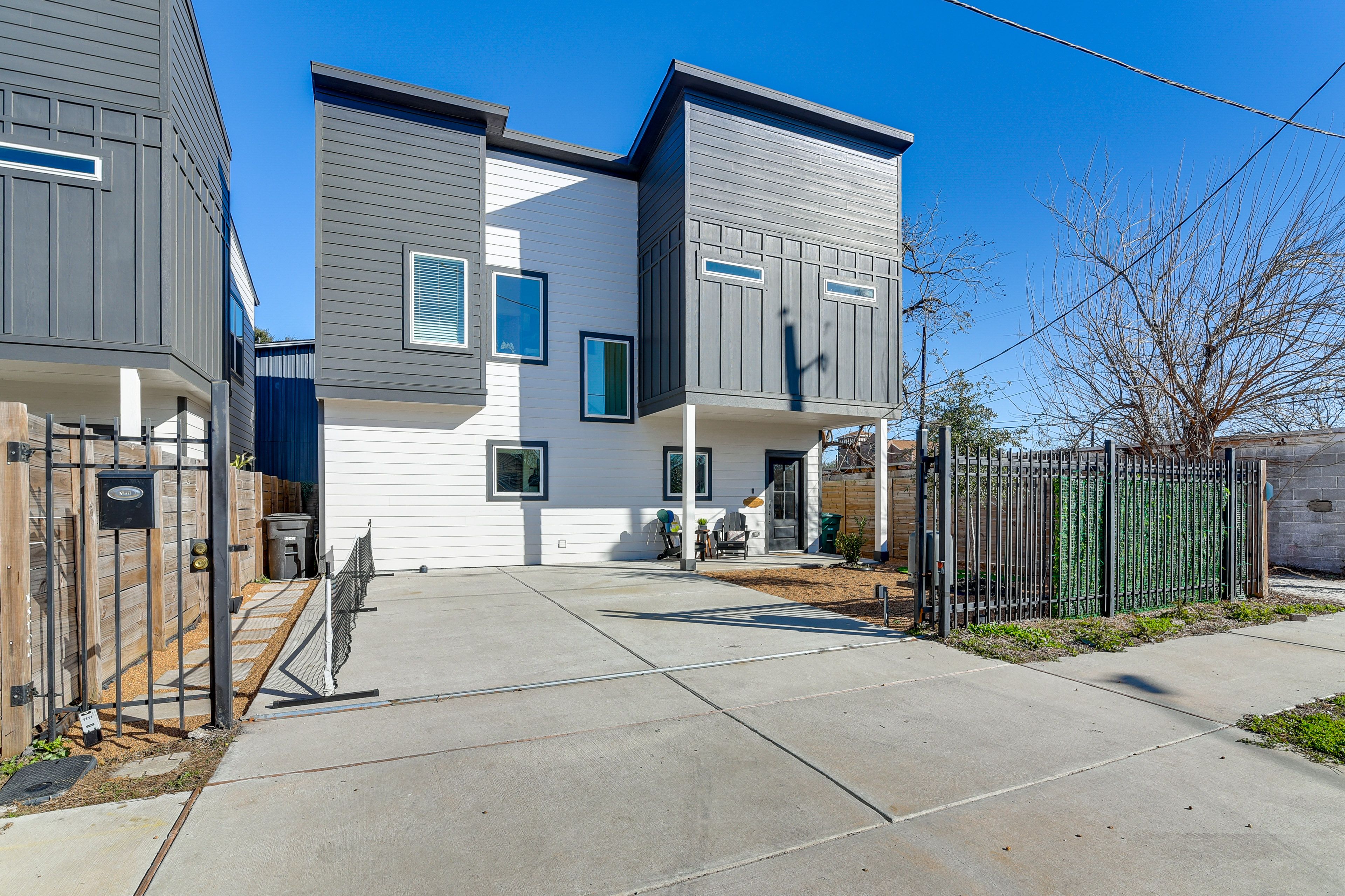 Parking | Driveway (1 Vehicle) | Free Street Parking