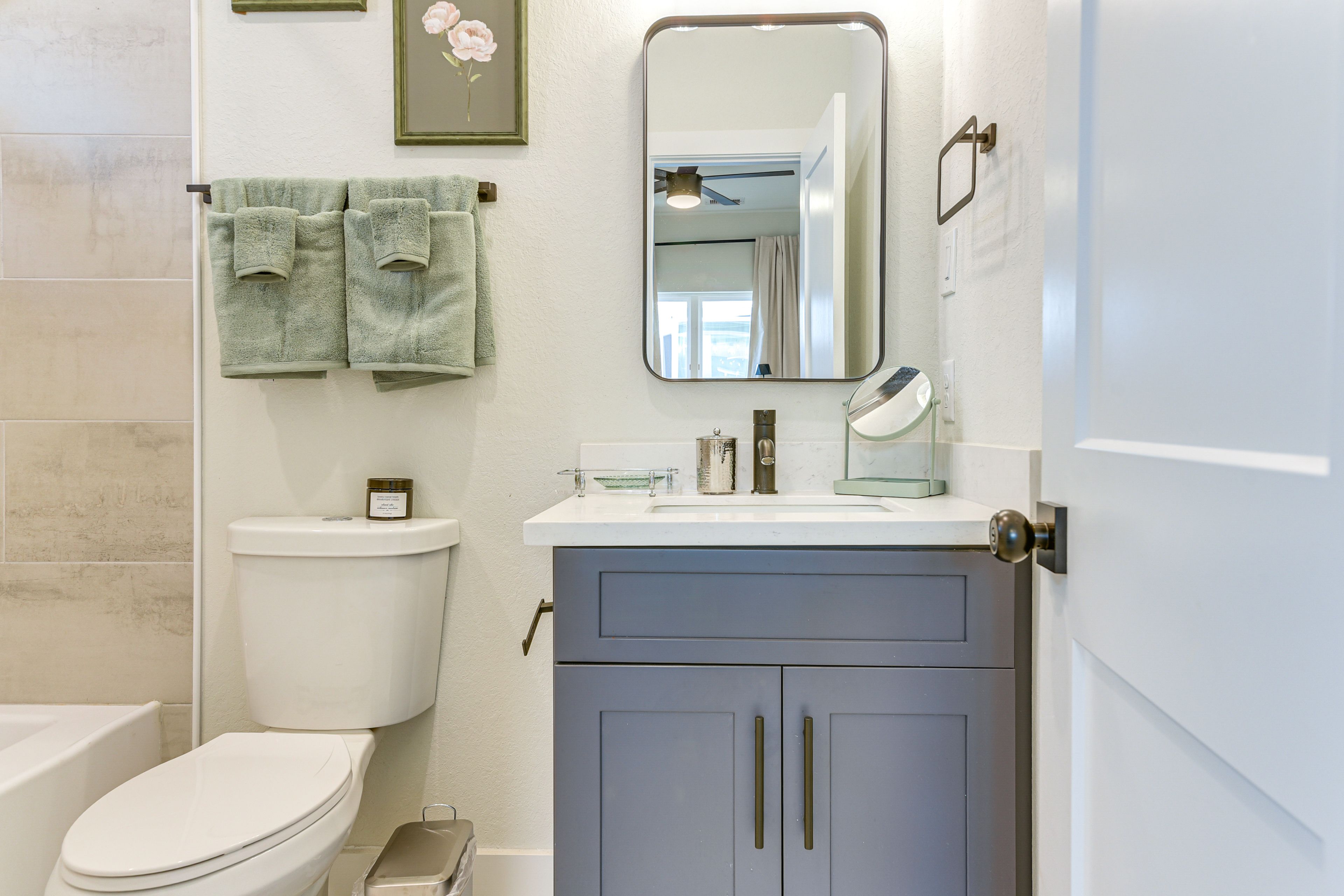 Full Bathroom | Towels Provided | 2nd Floor