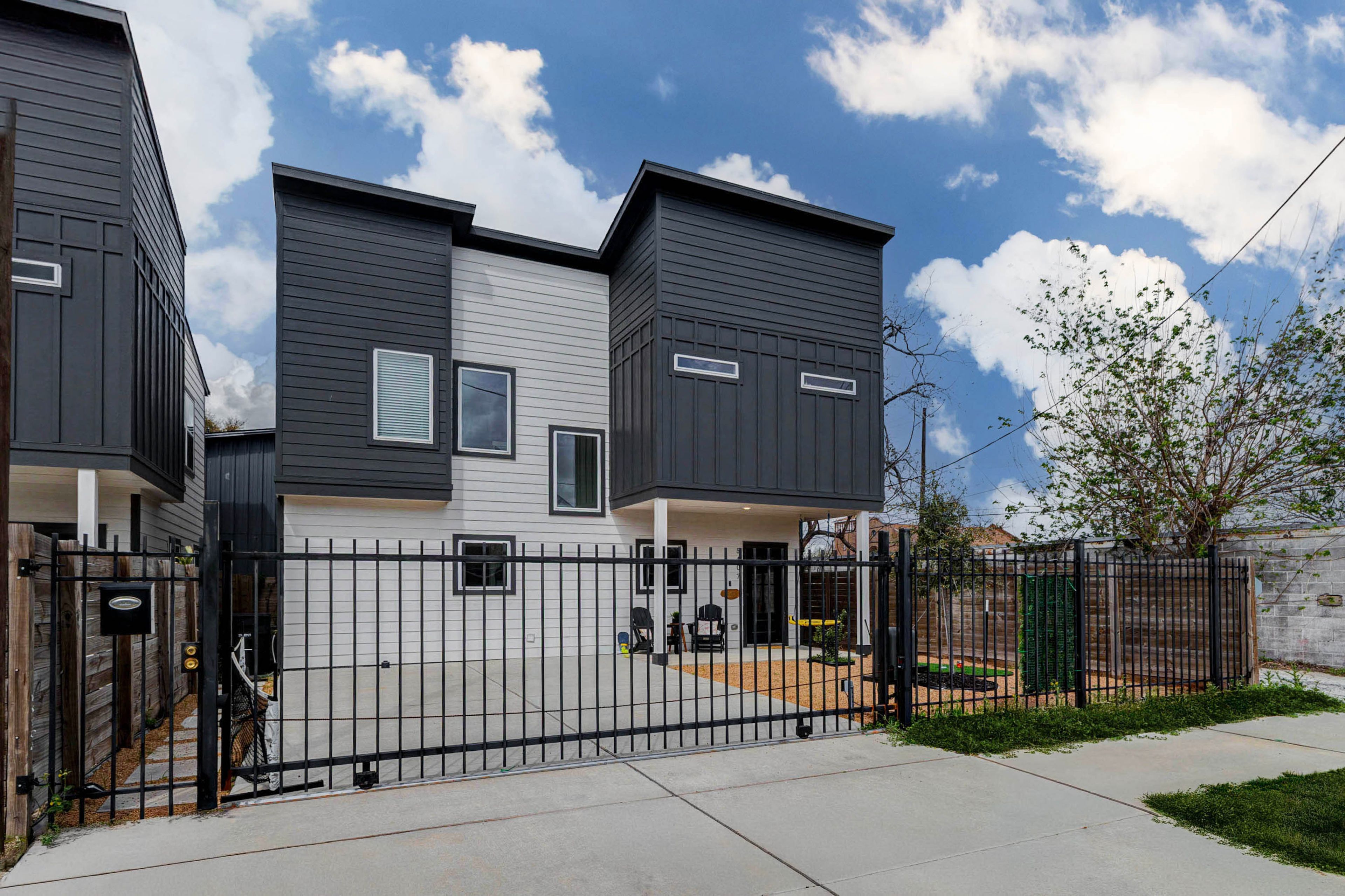 Parking | Driveway (1 Vehicle) | Free Street Parking