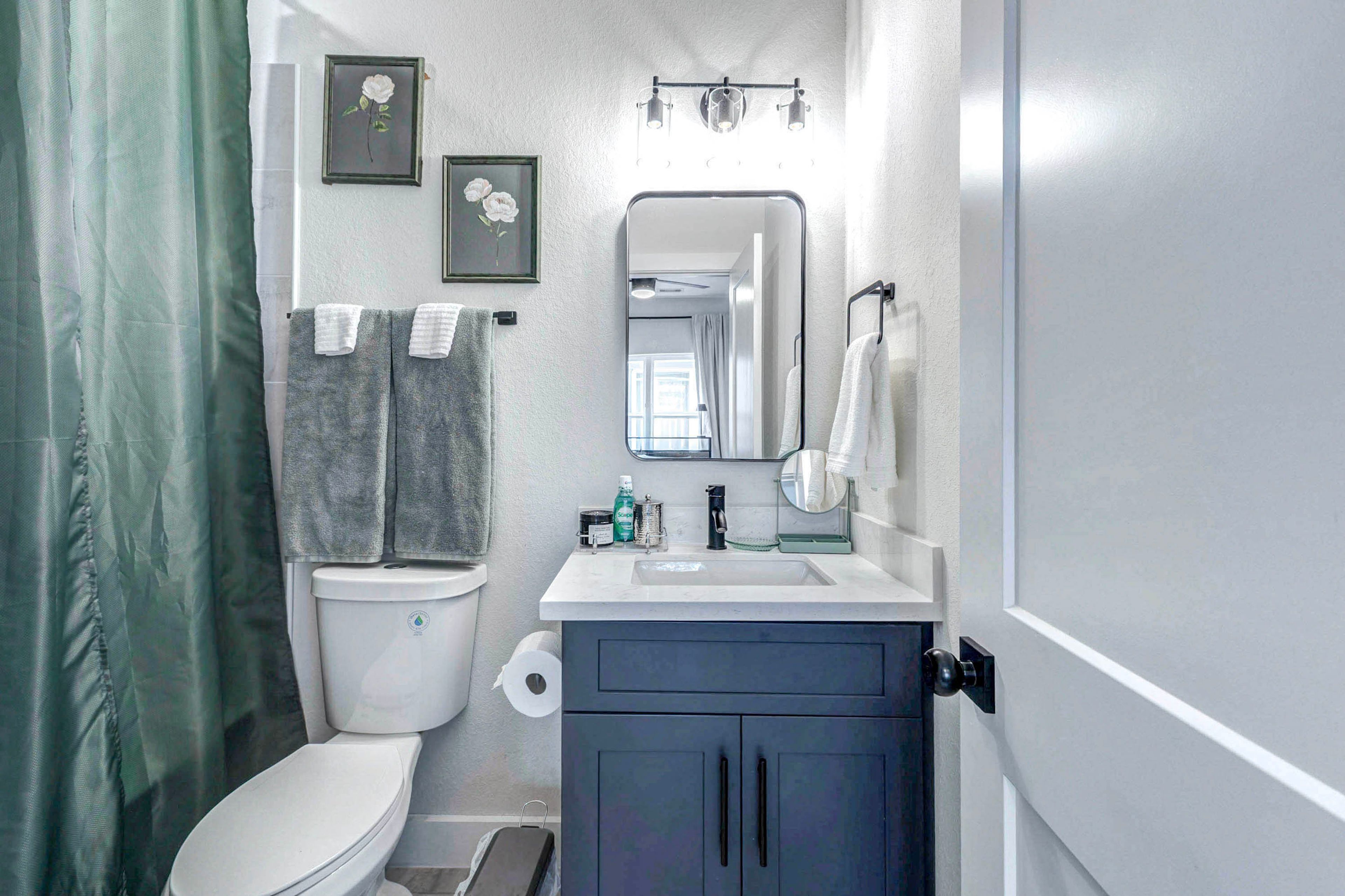 Full Bathroom | Towels Provided | 2nd Floor