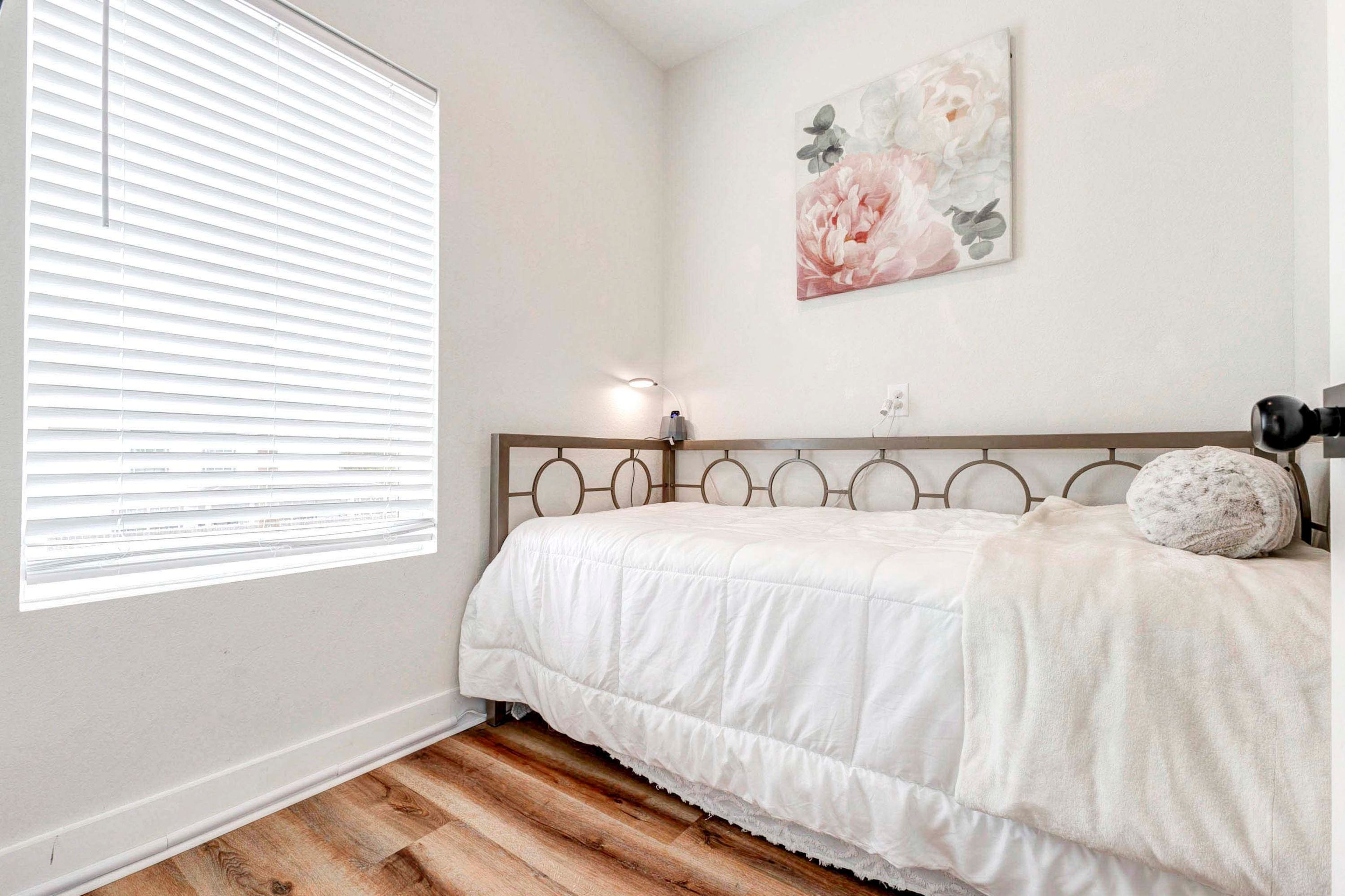 Bedroom 3 | Twin Daybed | TV | 2nd Floor