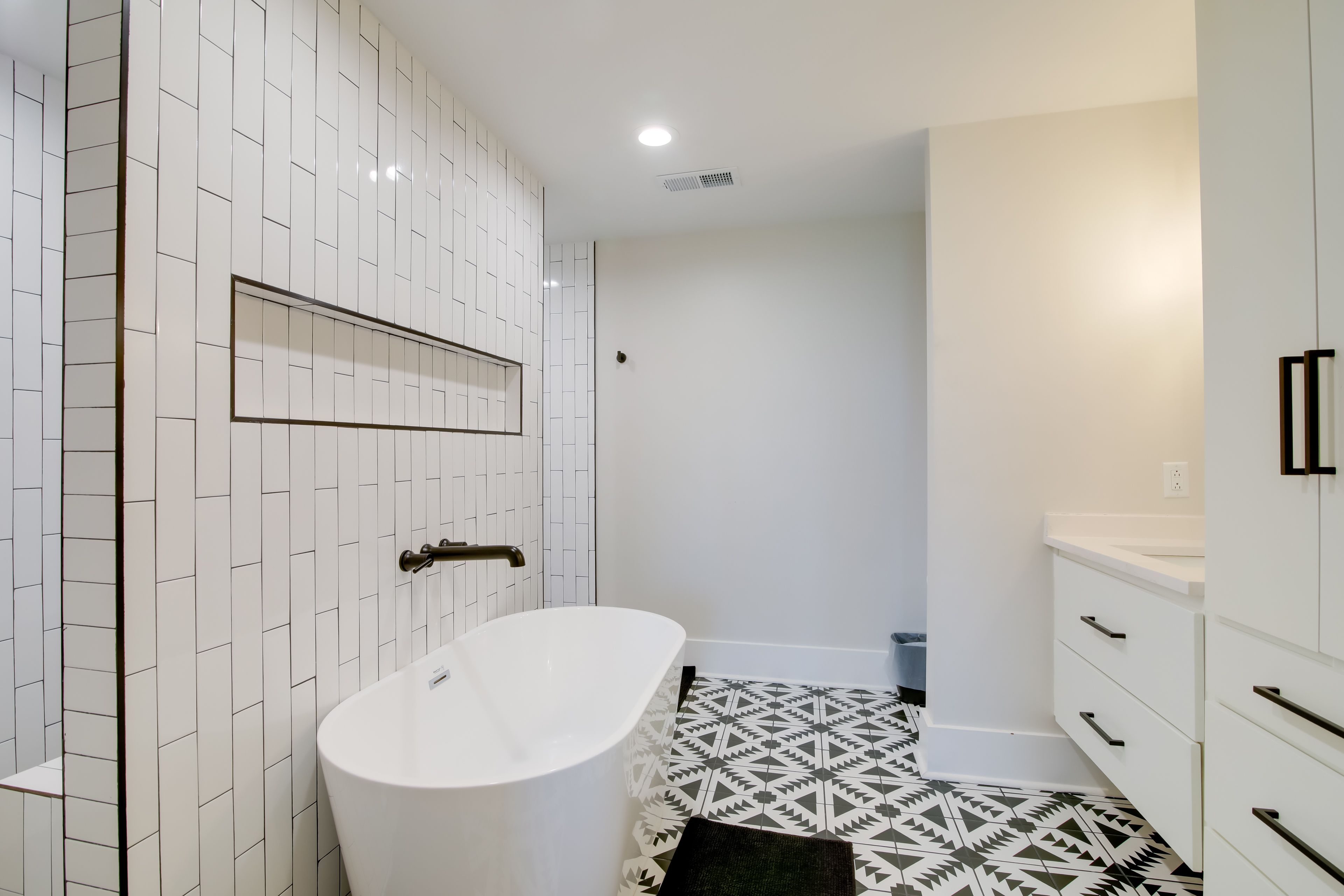 Full Bathroom | 2nd Floor