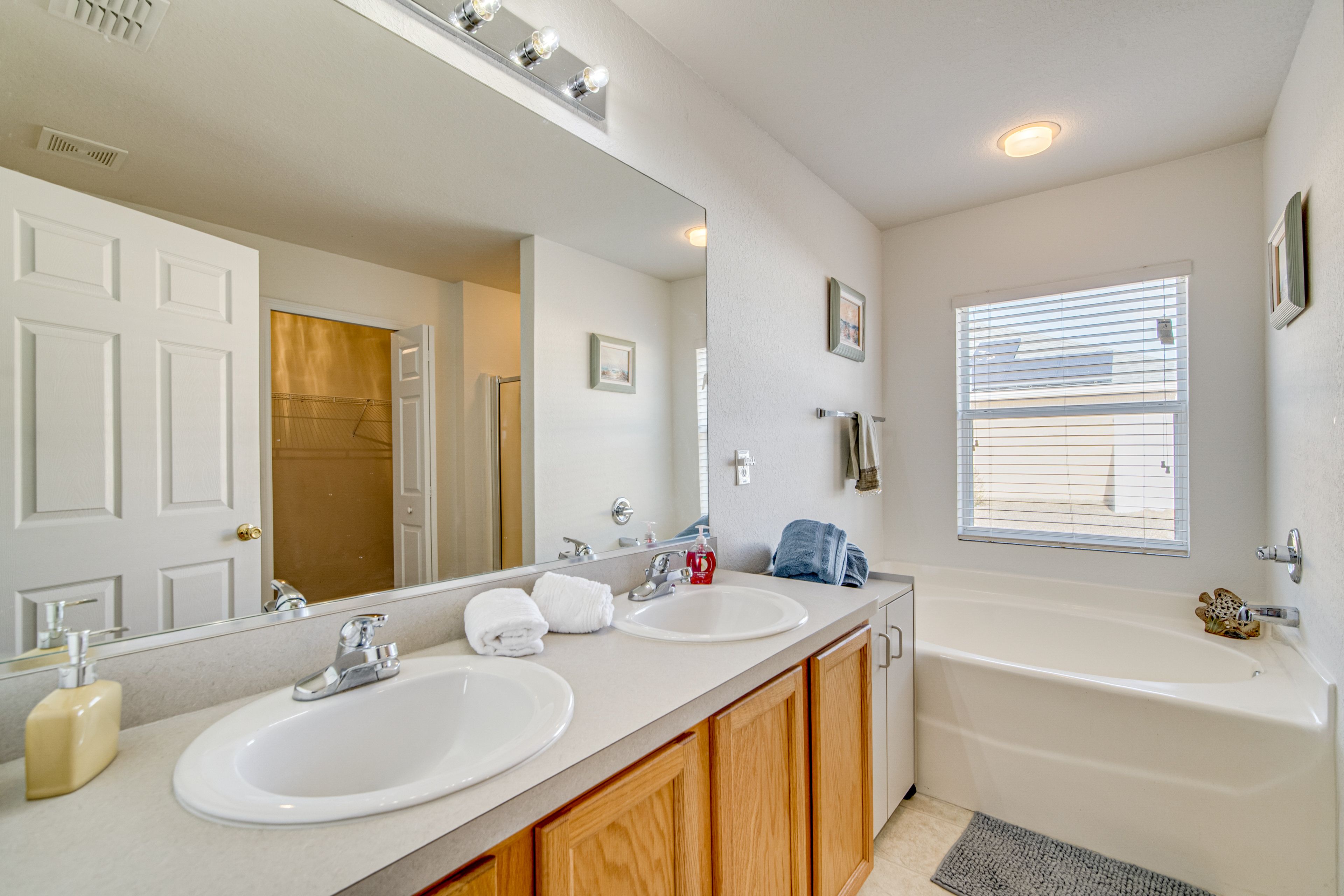 Full Bathroom | Complimentary Toiletries | Towels Provided
