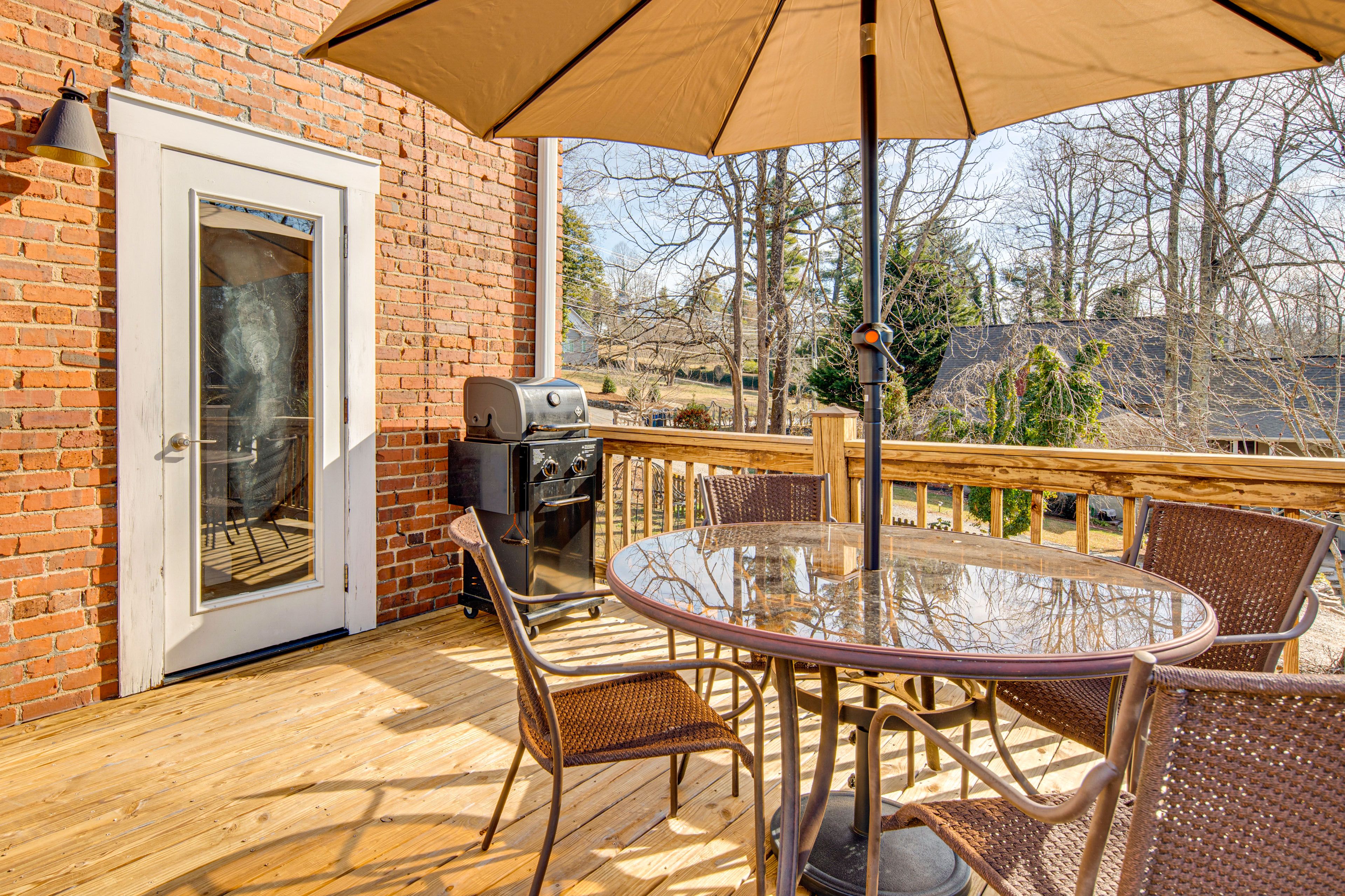 BBQ Deck w/ Gas Grill