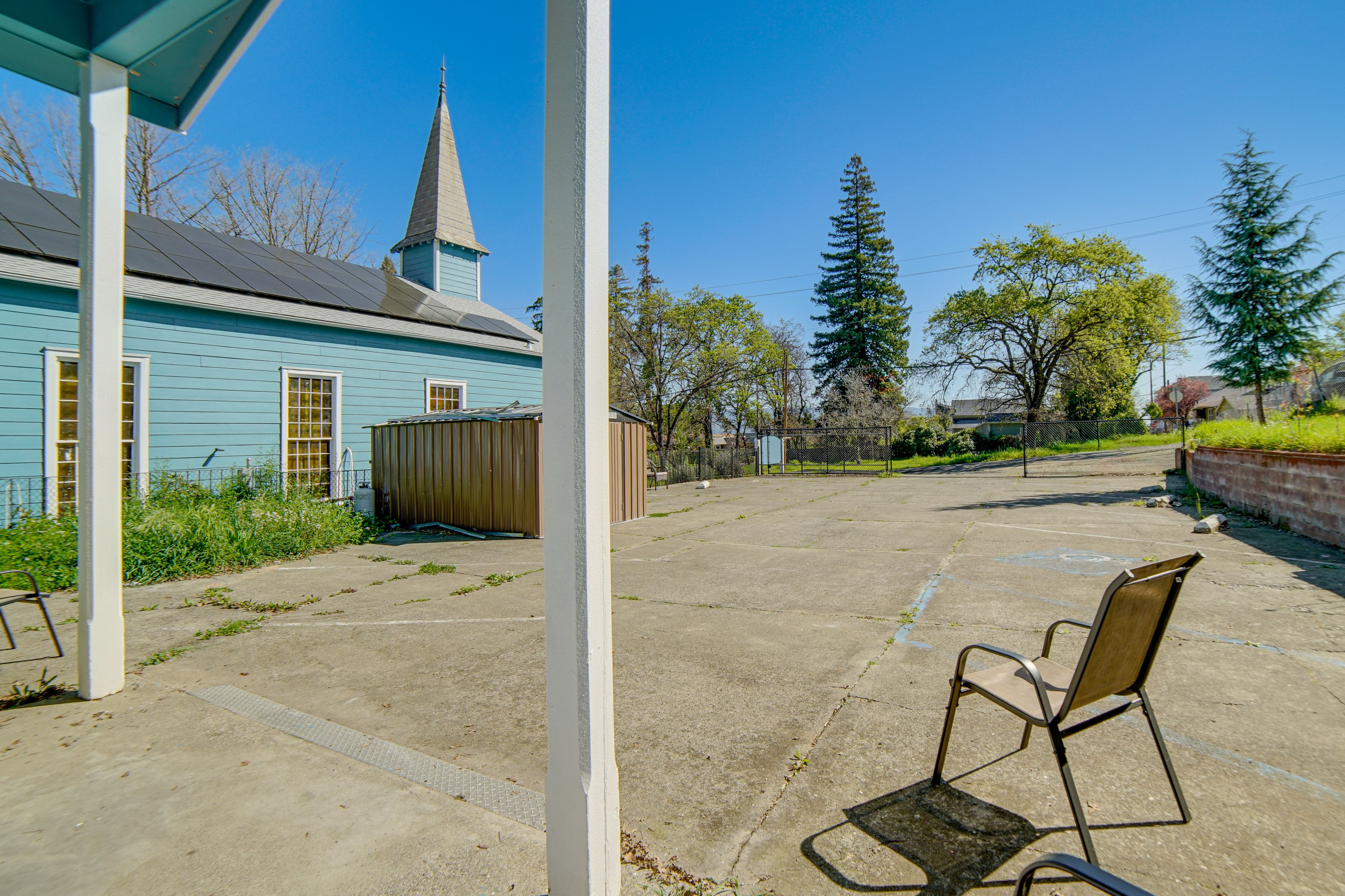 Shared Driveway Parking (10 Vehicles) | EV Charger