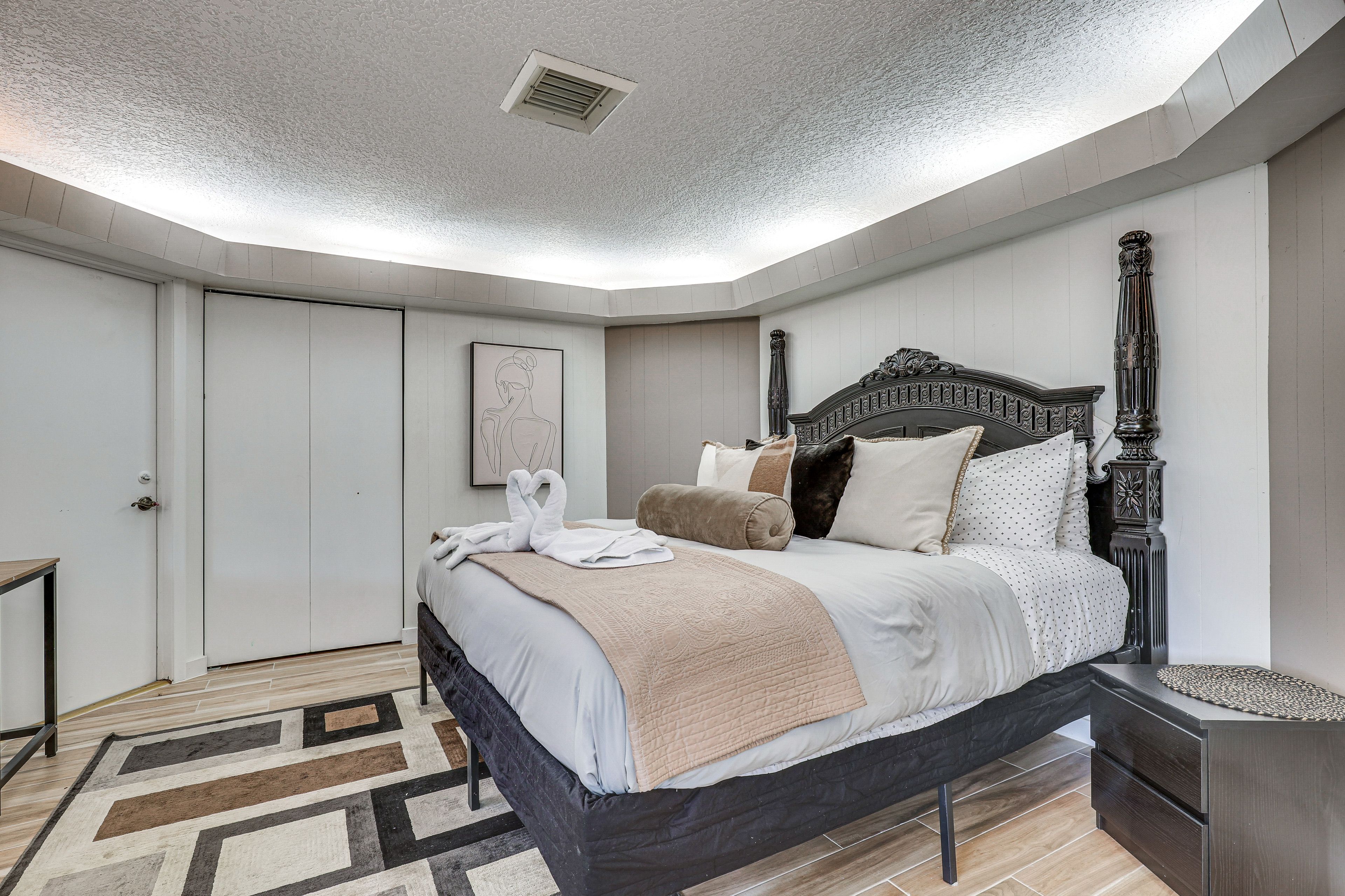 Bedroom 2 | King Bed | Desk