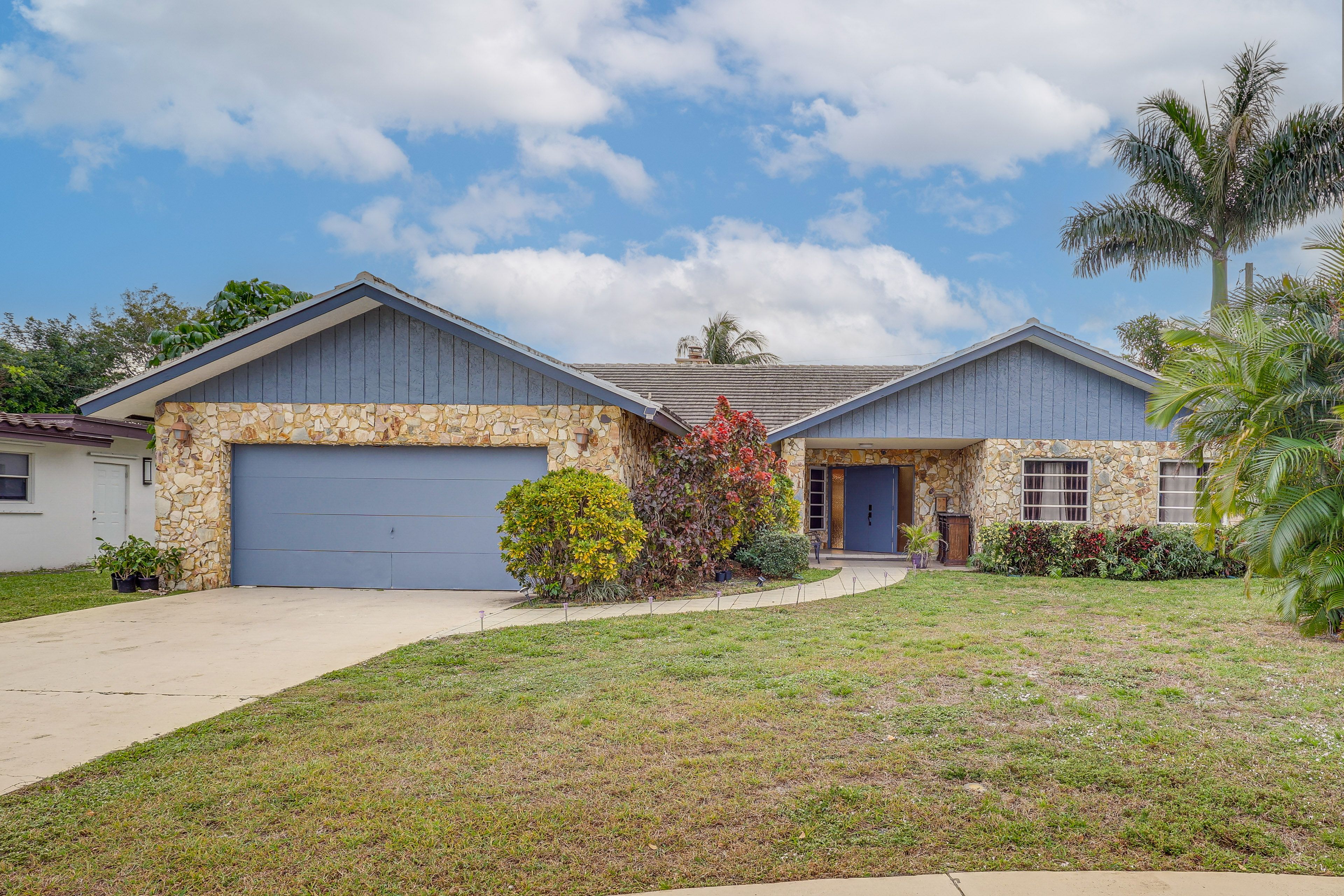 Parking | Driveway (10 Vehicles) | Free Street Parking | No Garage Access