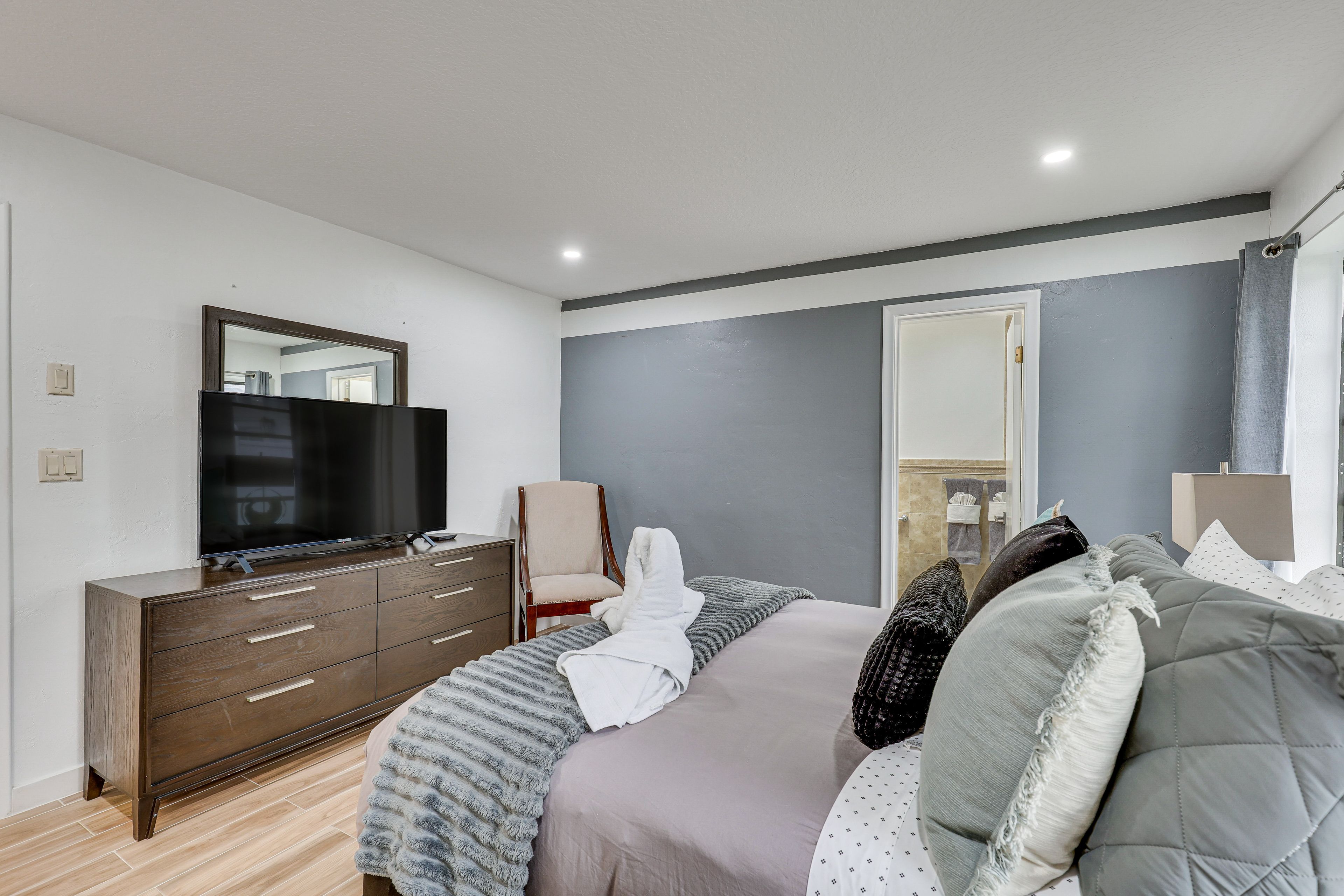 Bedroom 3 | Queen Bed | Smart TV