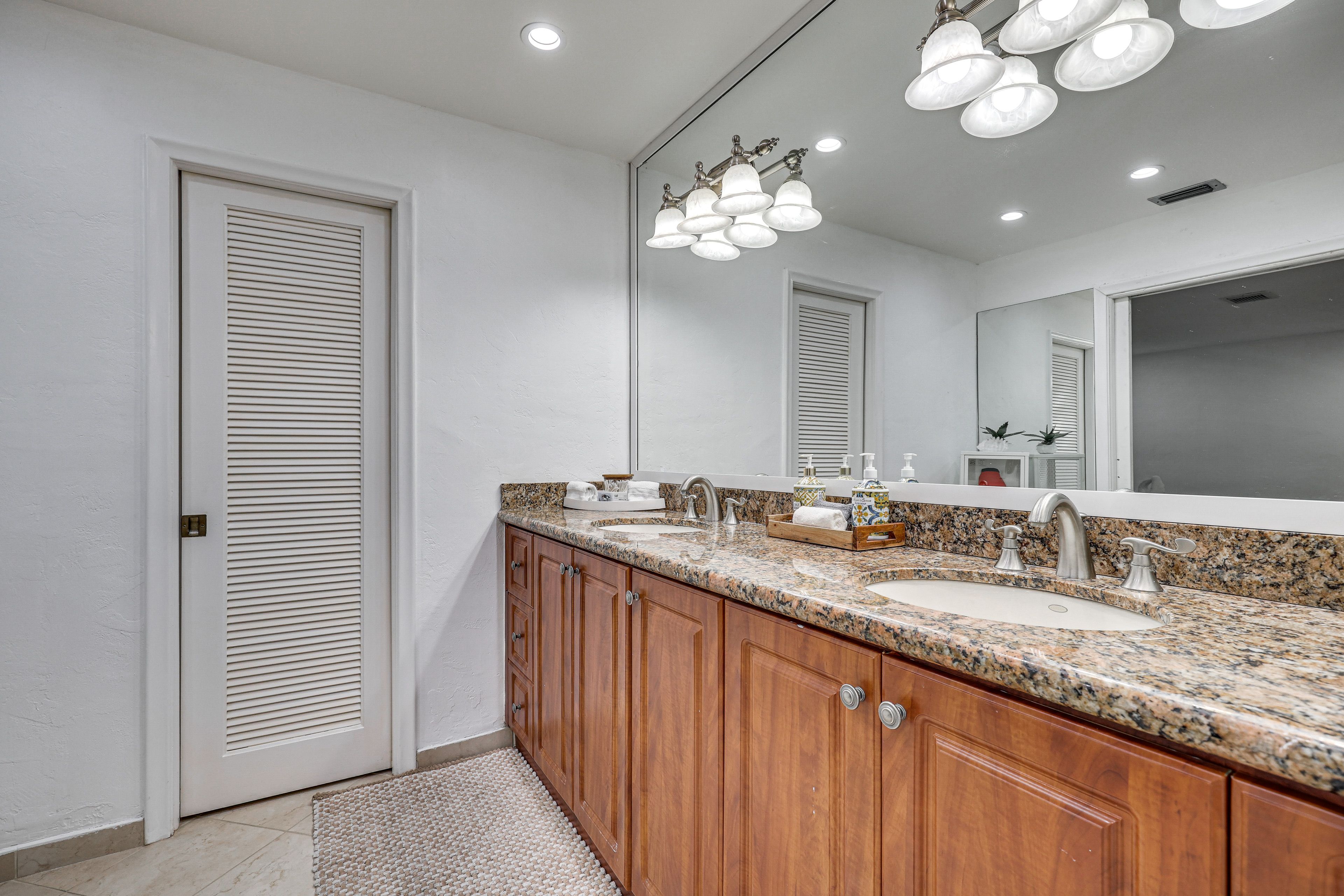 En-Suite Bathroom | Towels Provided