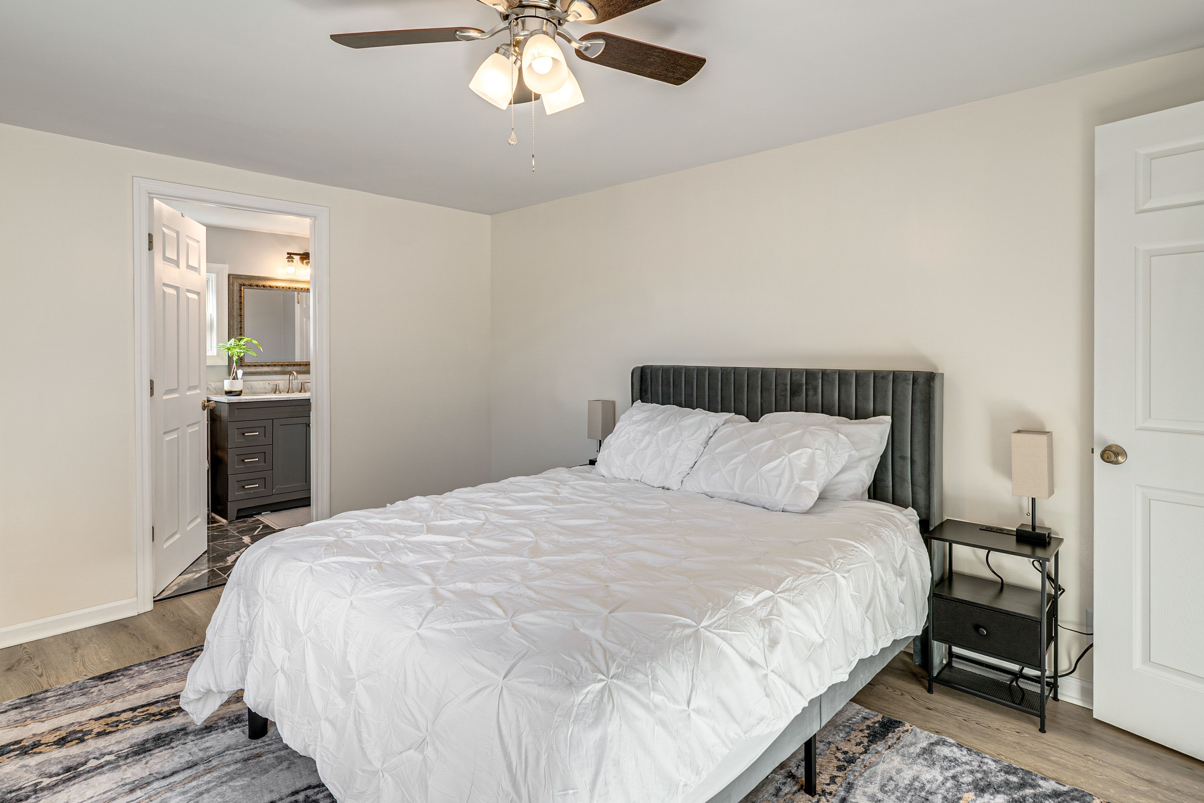 Bedroom 1 | Queen Bed