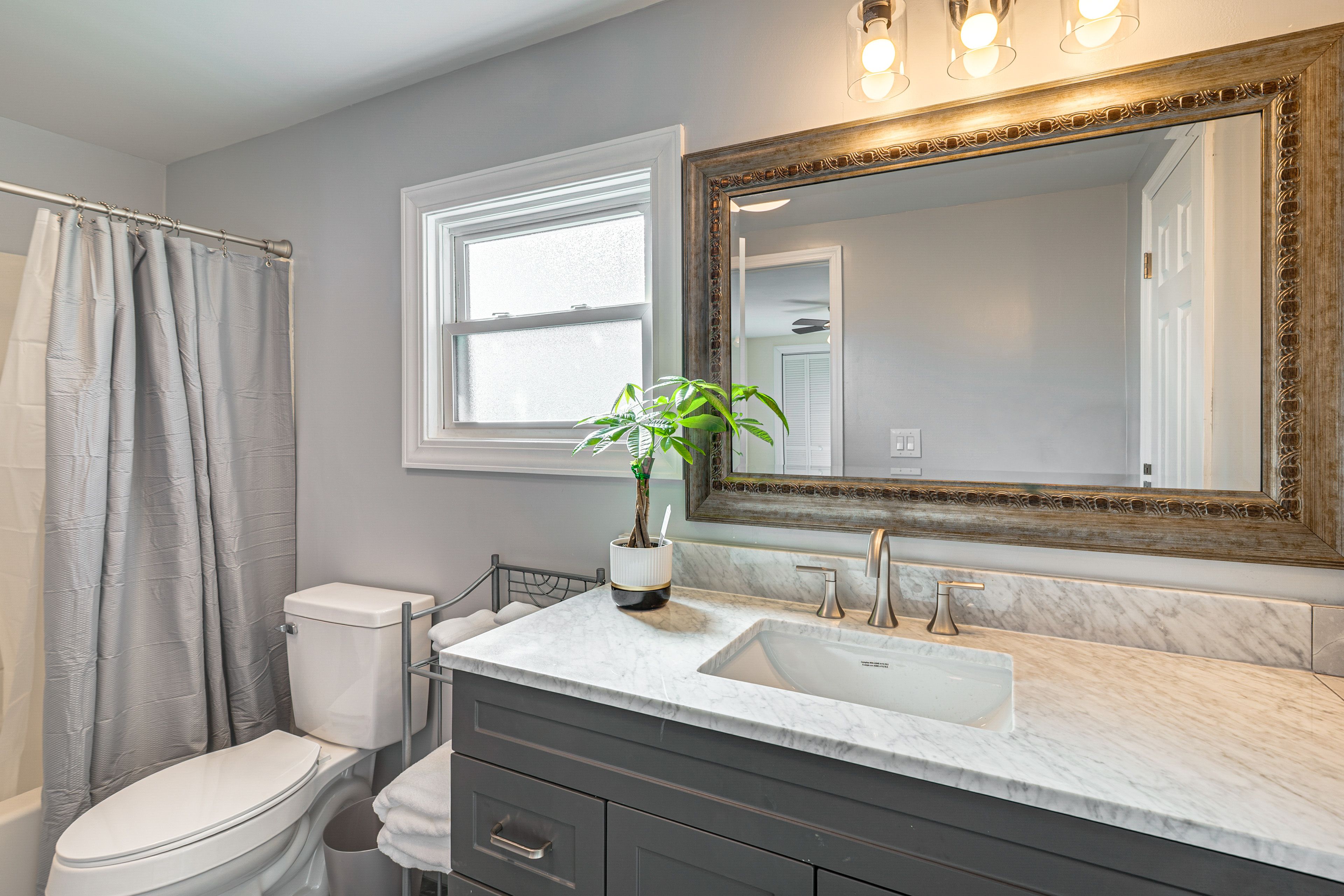 Full Bathroom | Towels Provided