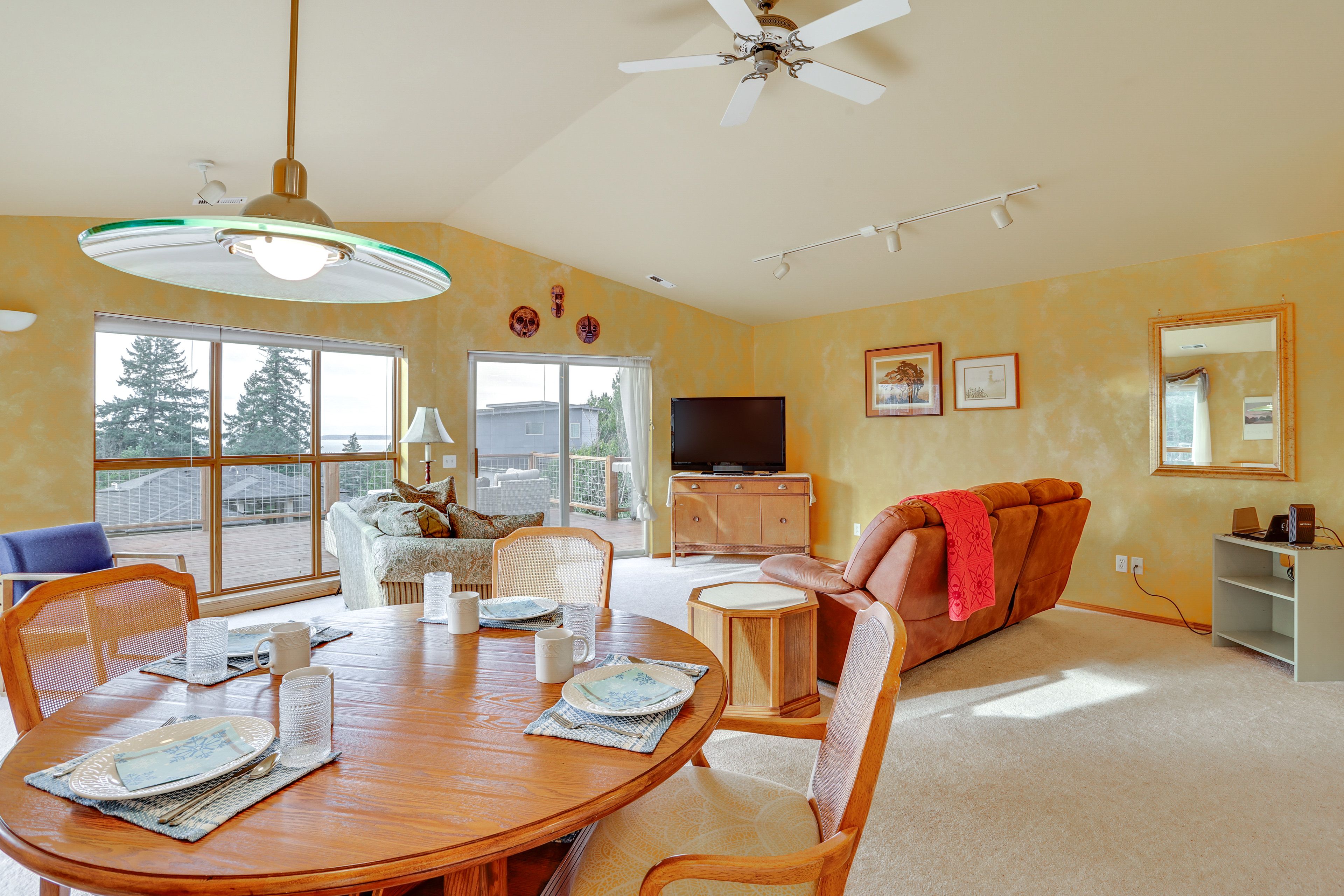 Dining Area | Dishes & Flatware Provided