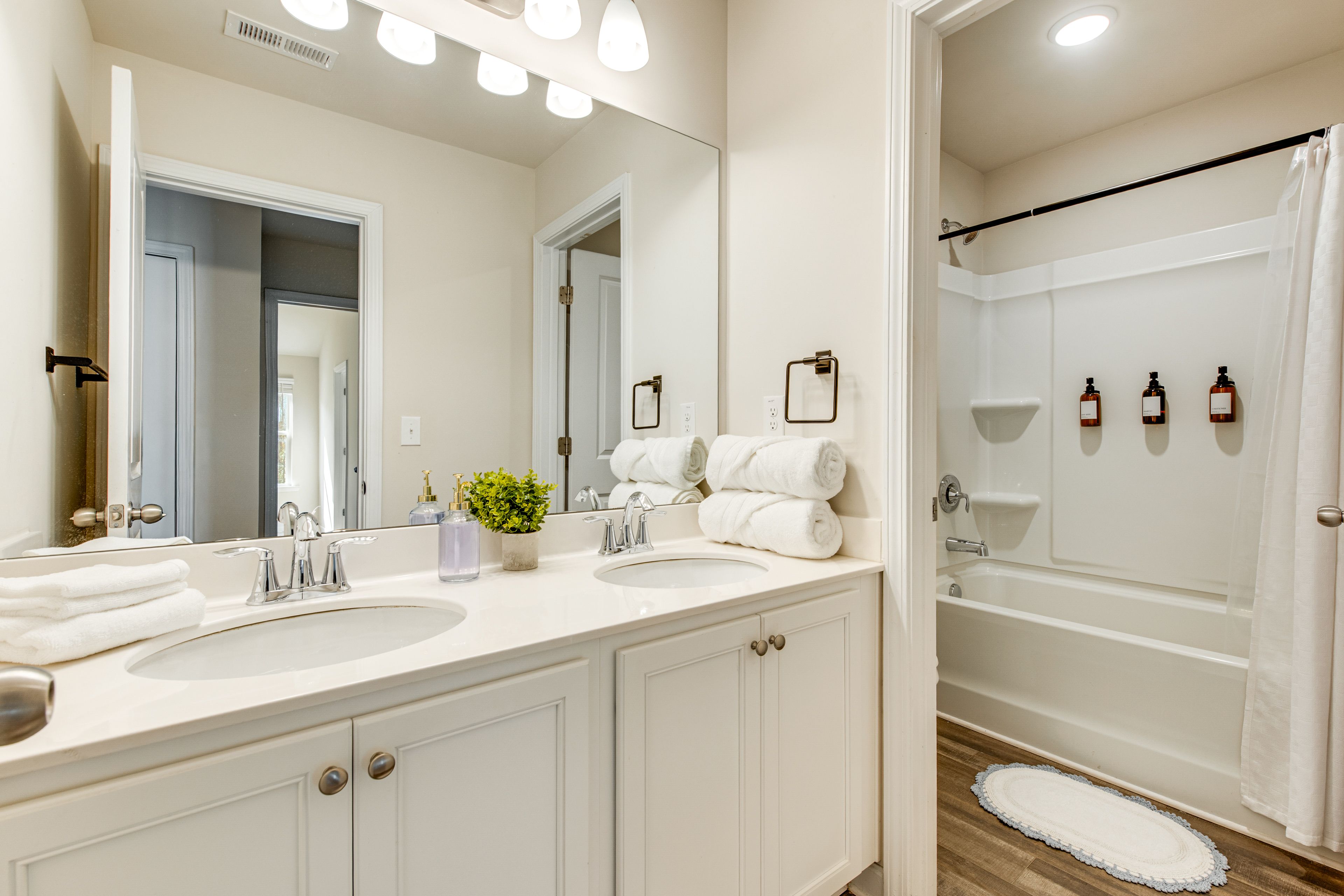 Full Bathroom | 2nd Floor