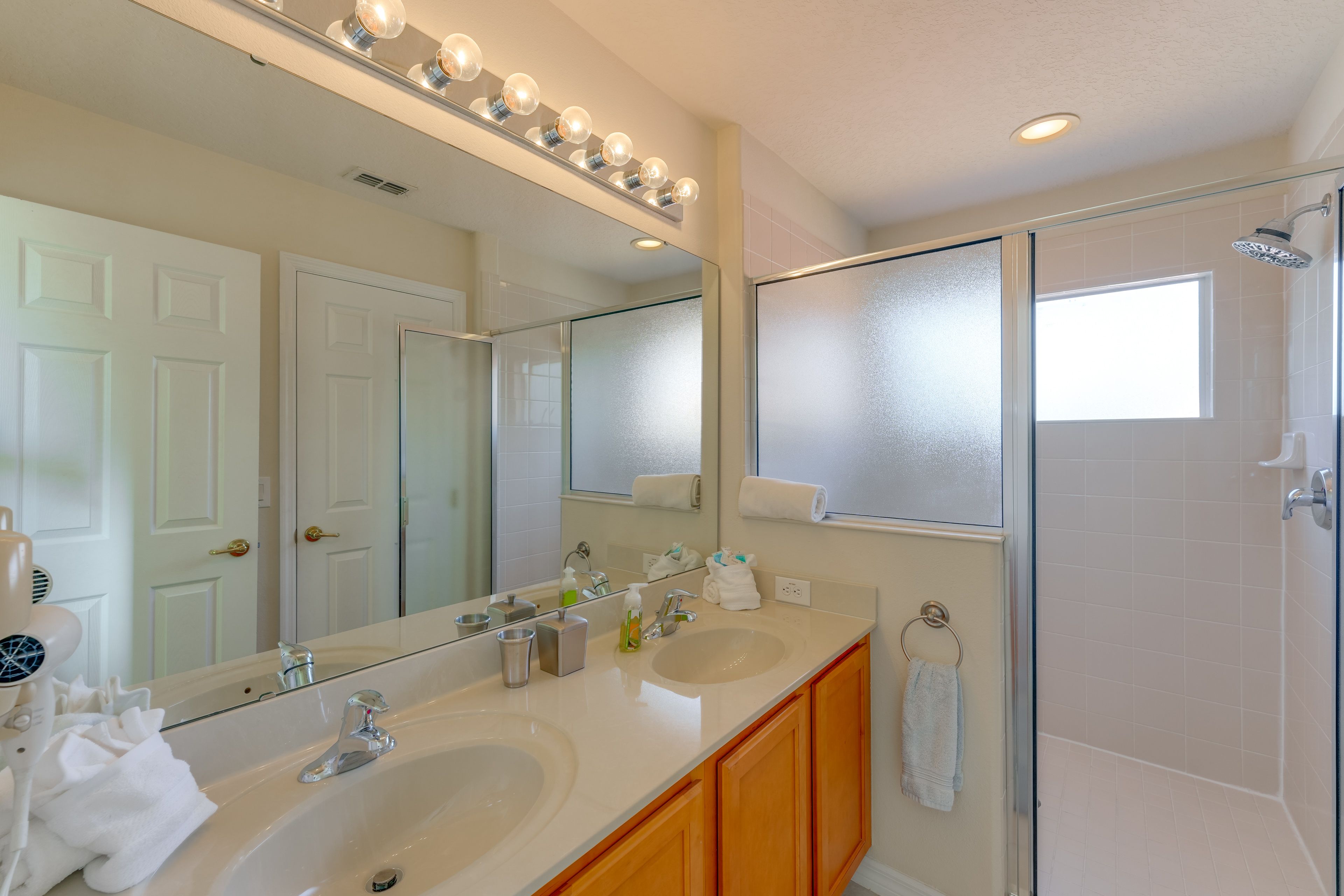 Full Bathroom | 2nd Floor