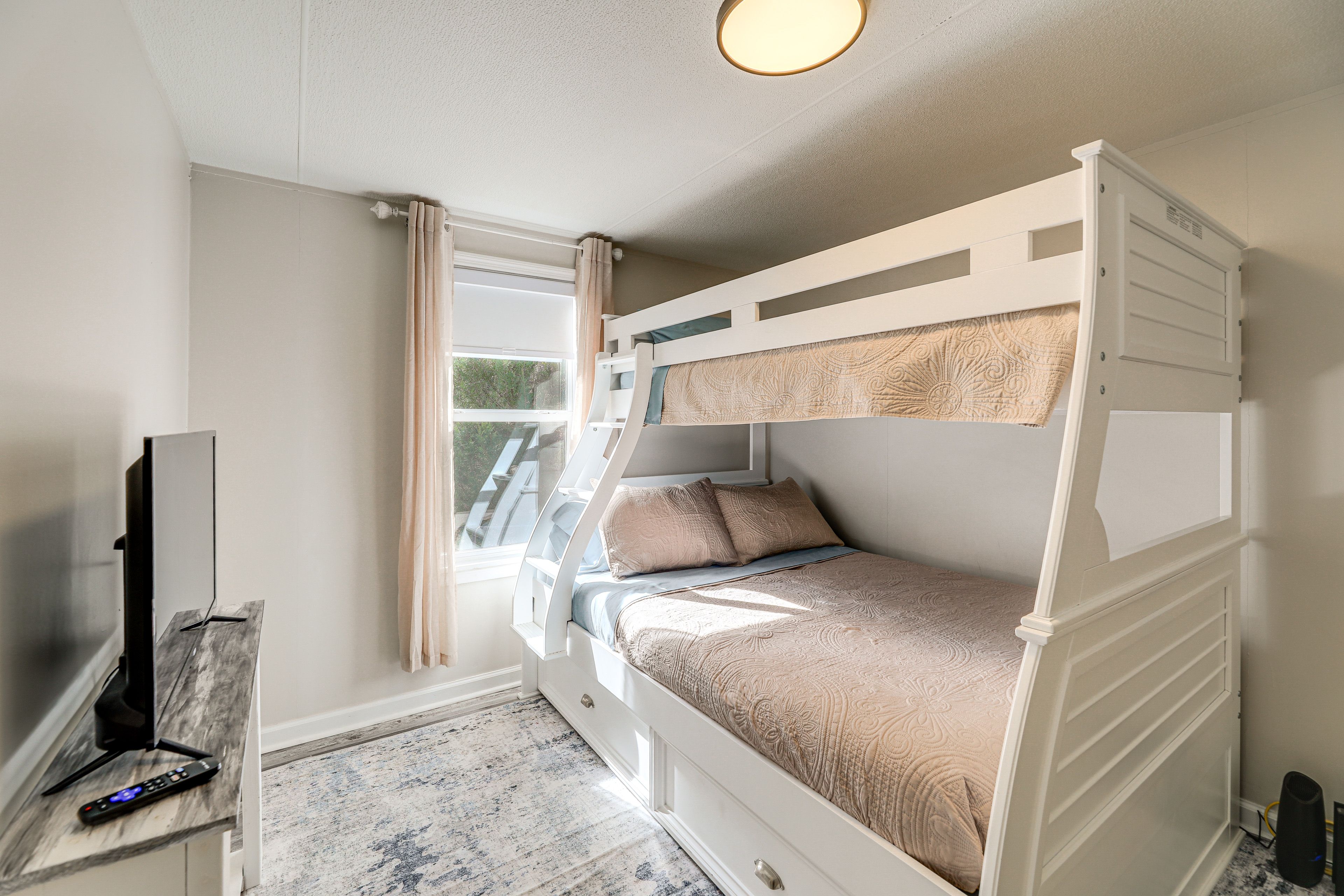 Bedroom 3 | Twin/Full Bunk Bed w/ Twin Trundle | TV