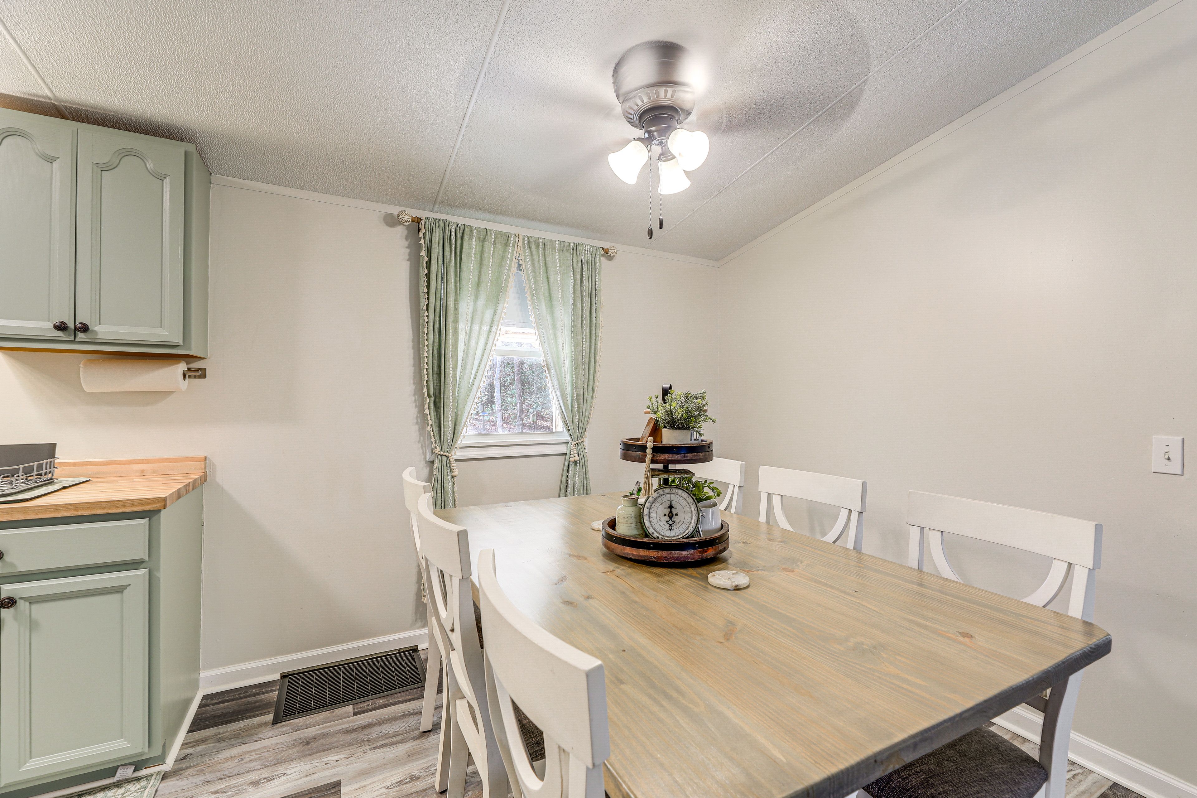 Dining Table | Dishware/Flatware