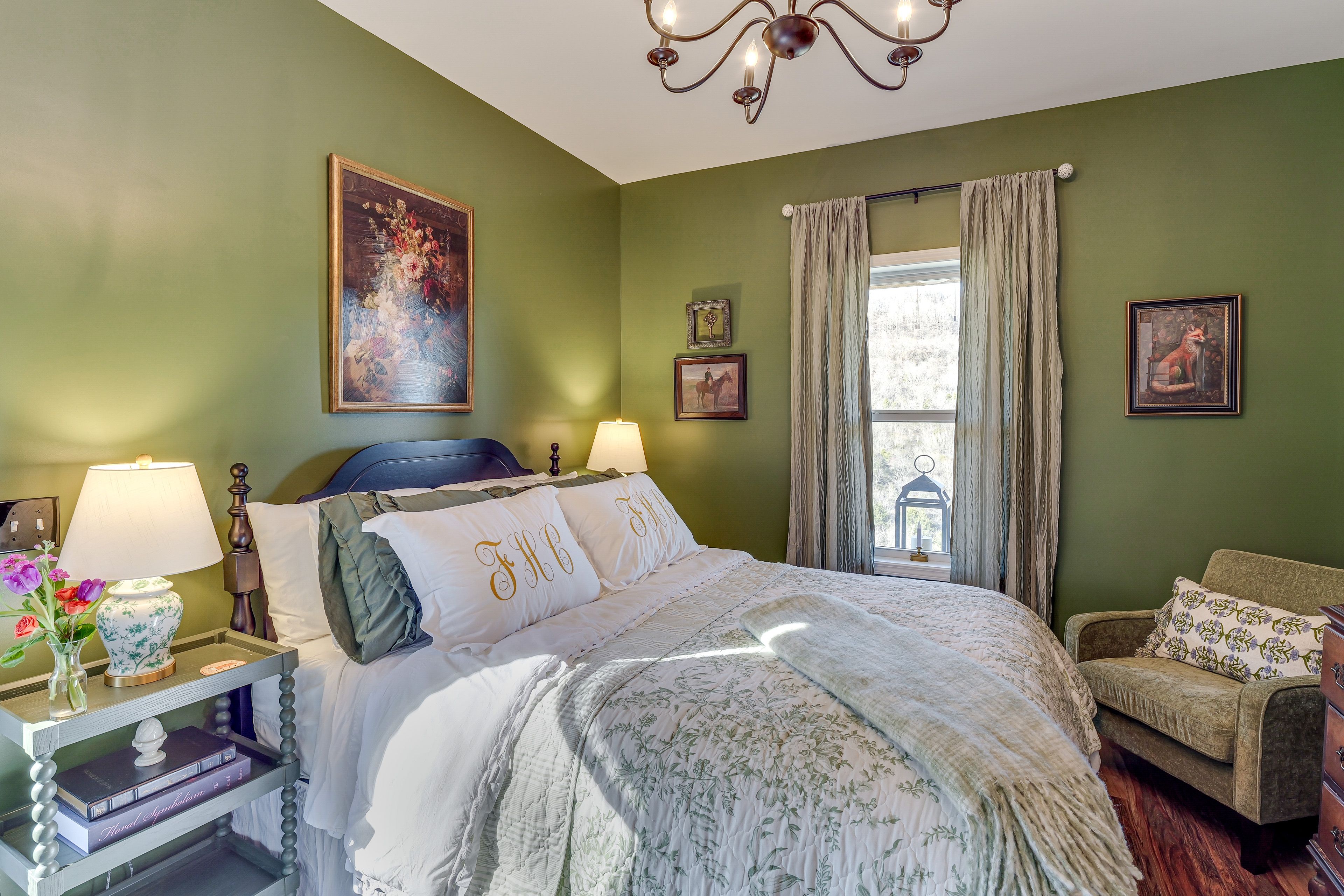 Bedroom 1 | Queen Bed