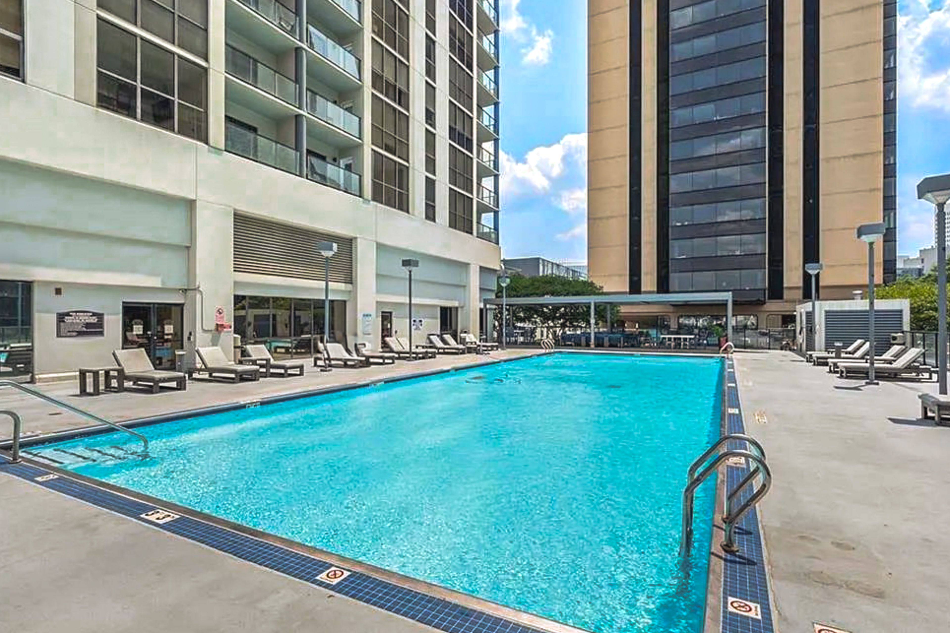 1280 West Condominiums | Community Amenities | Pool & Sundeck
