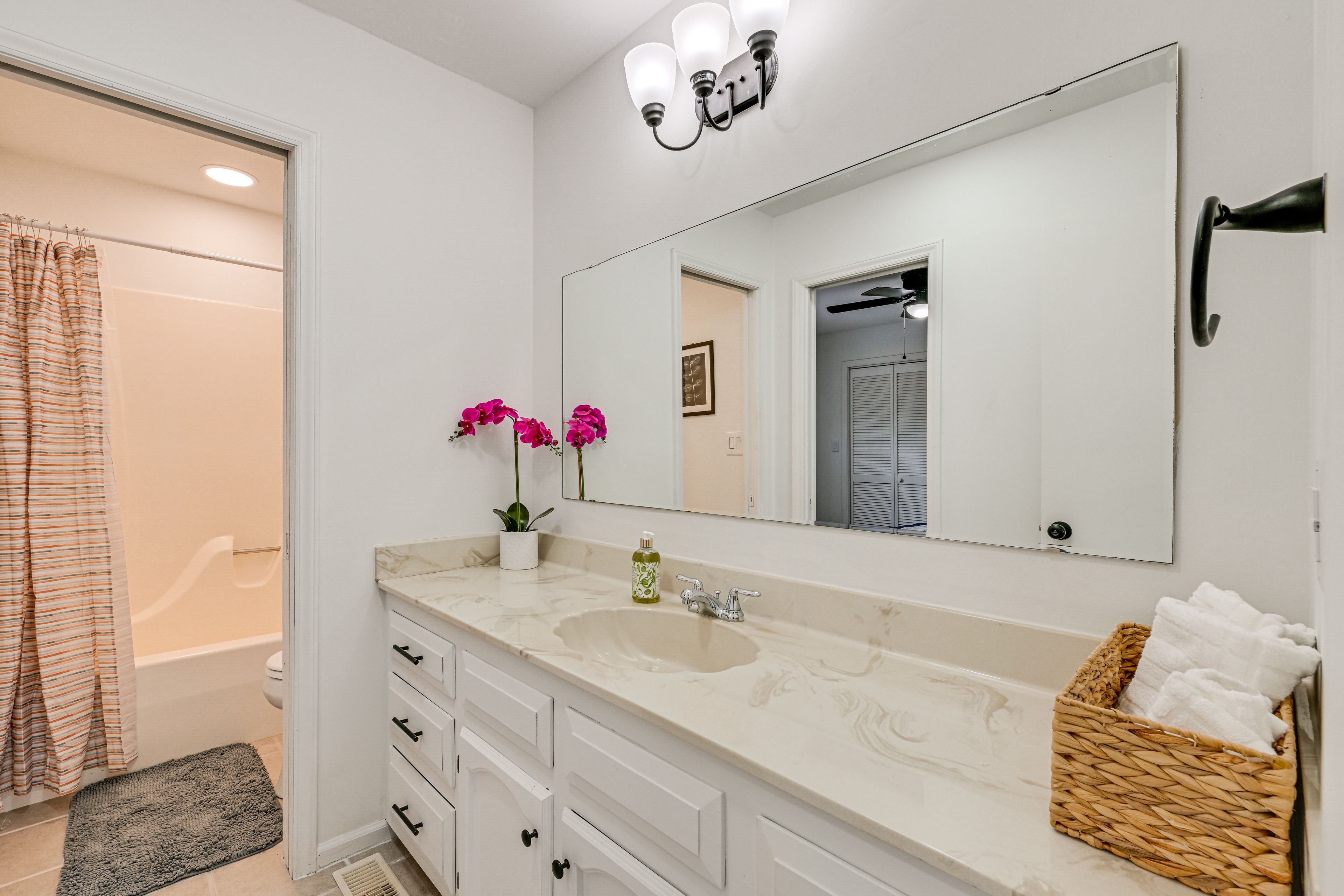 Full Bathroom | 1st Floor