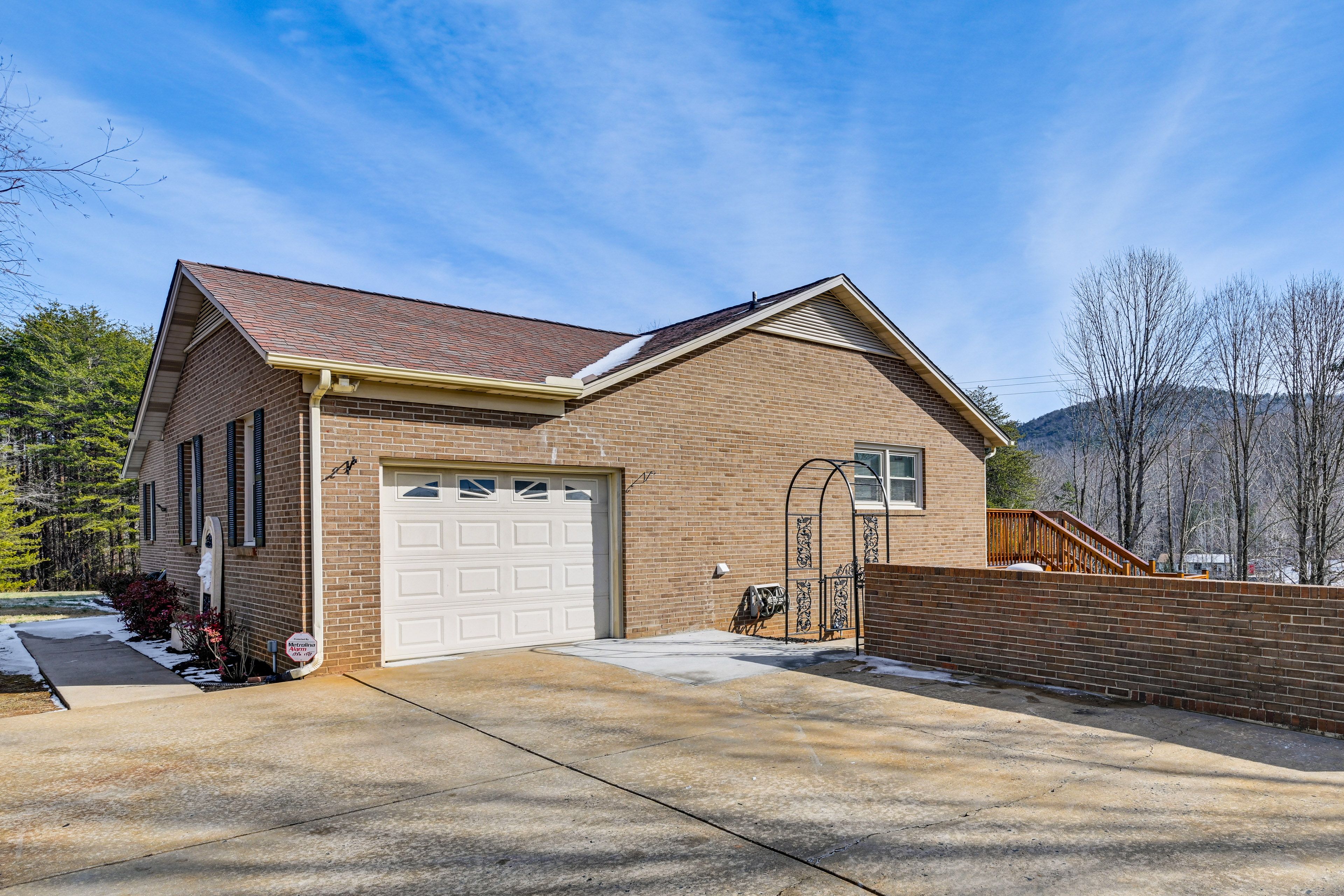 Parking | Garage (1 Vehicle) | Driveway (5 Vehicles)