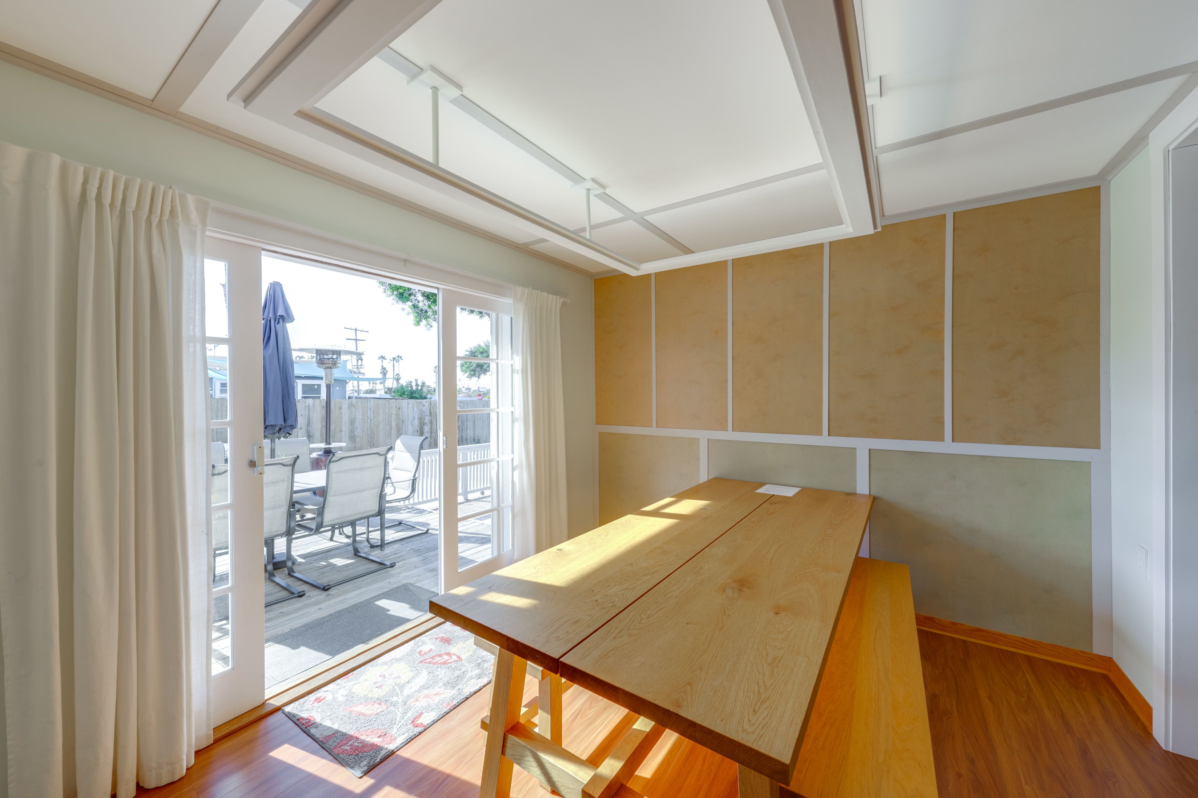 Dining Table | Dishware/Flatware