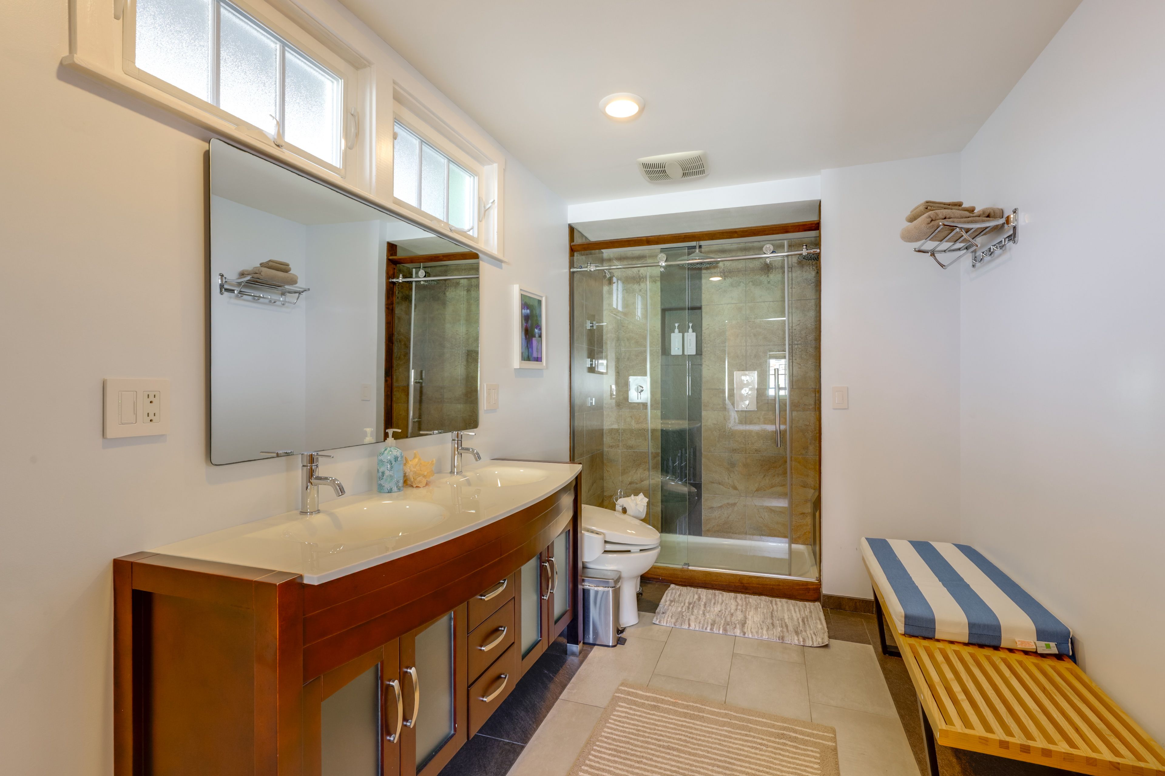 Full Bathroom | Towels Provided