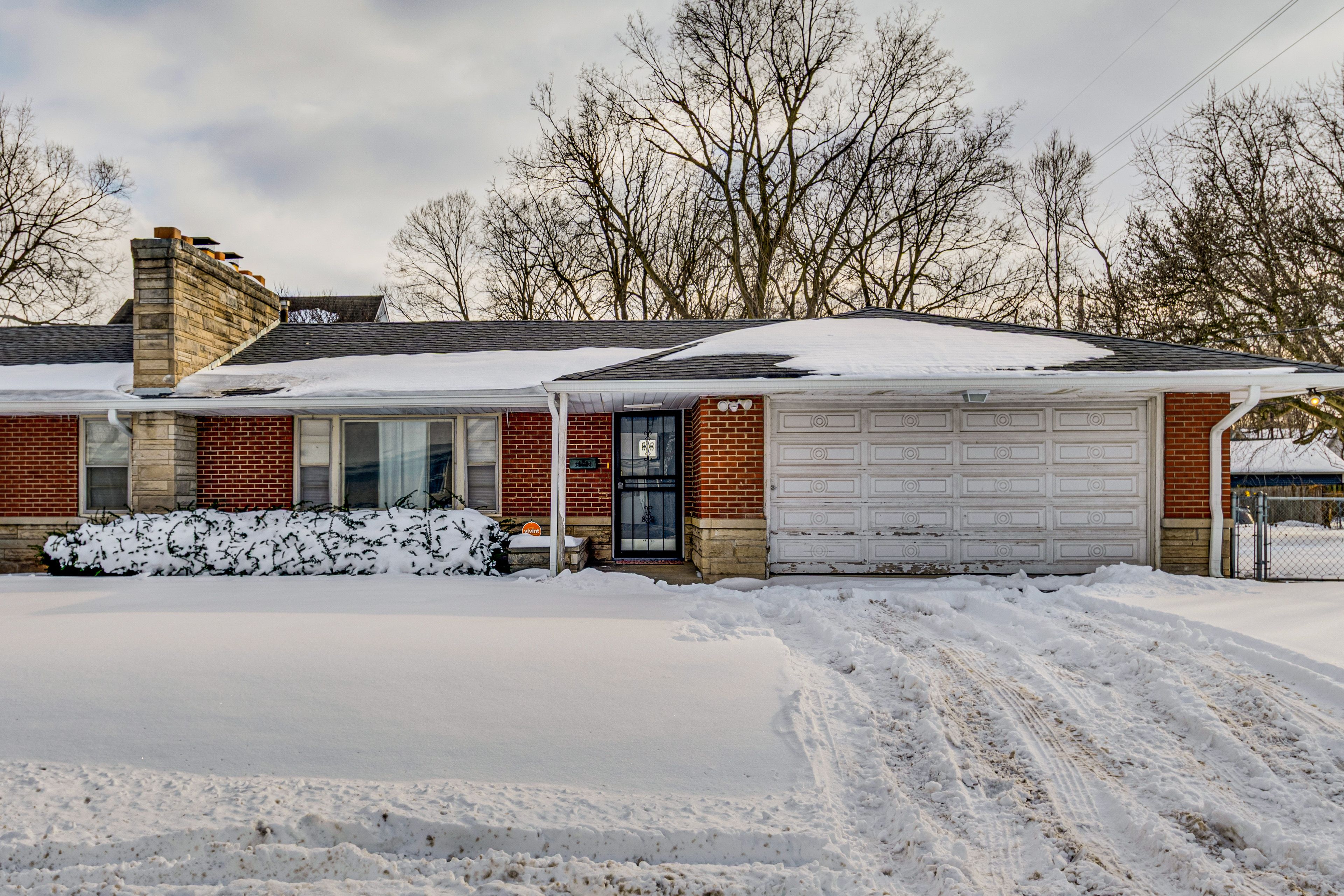 Property Exterior | Driveway (2 Vehicles)