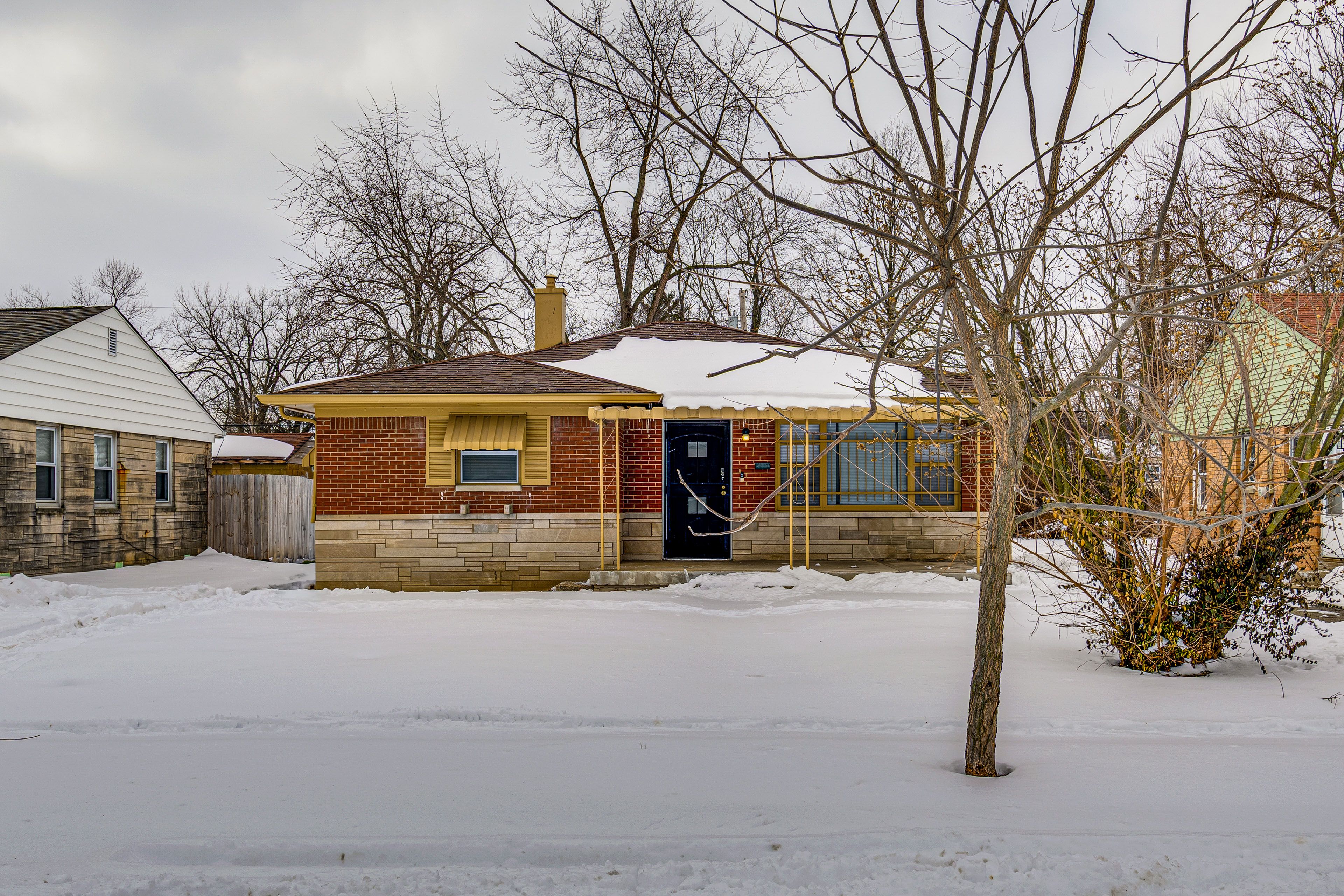 Property Exterior | Driveway (2 Vehicles)