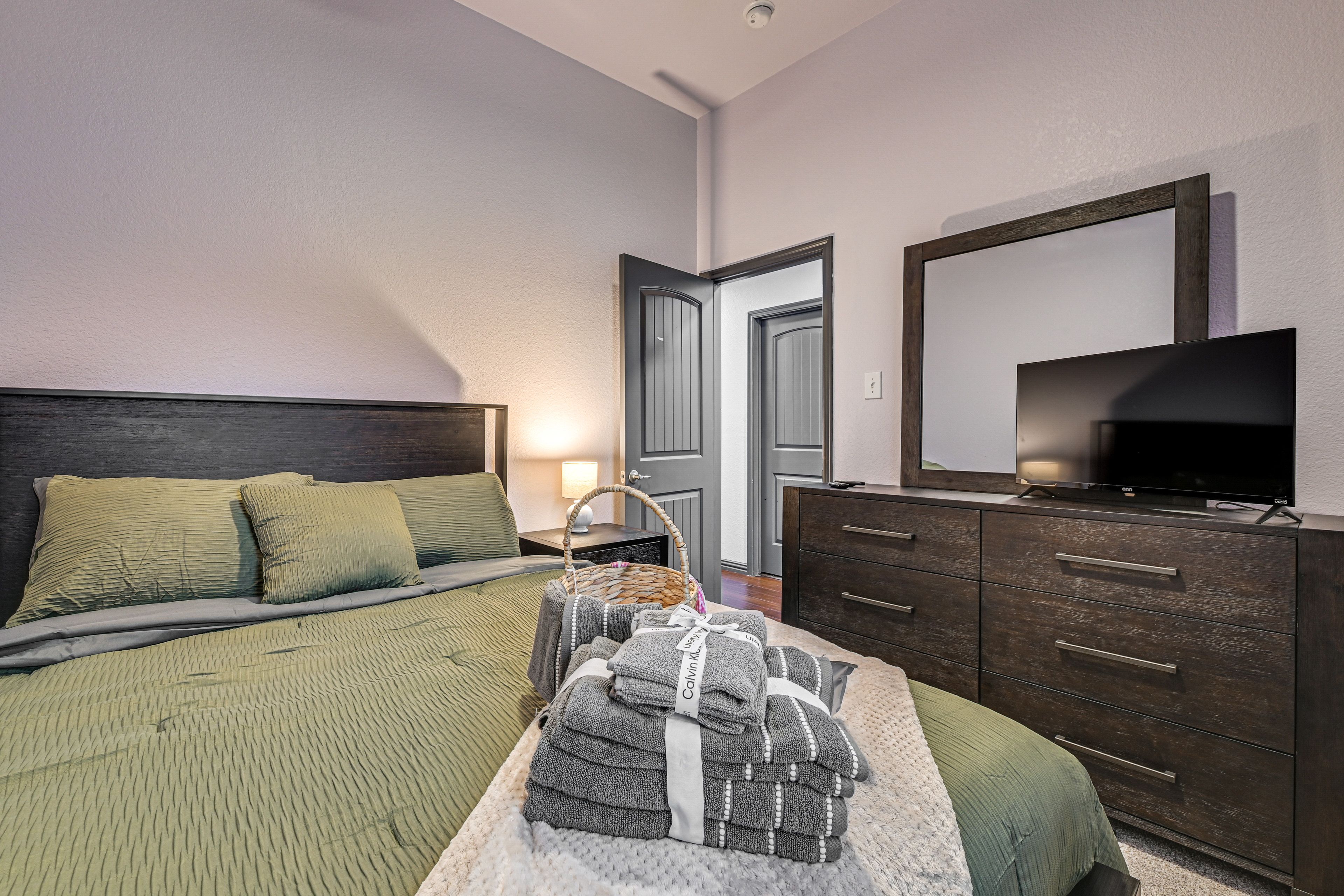 Bedroom 2 | Queen Bed