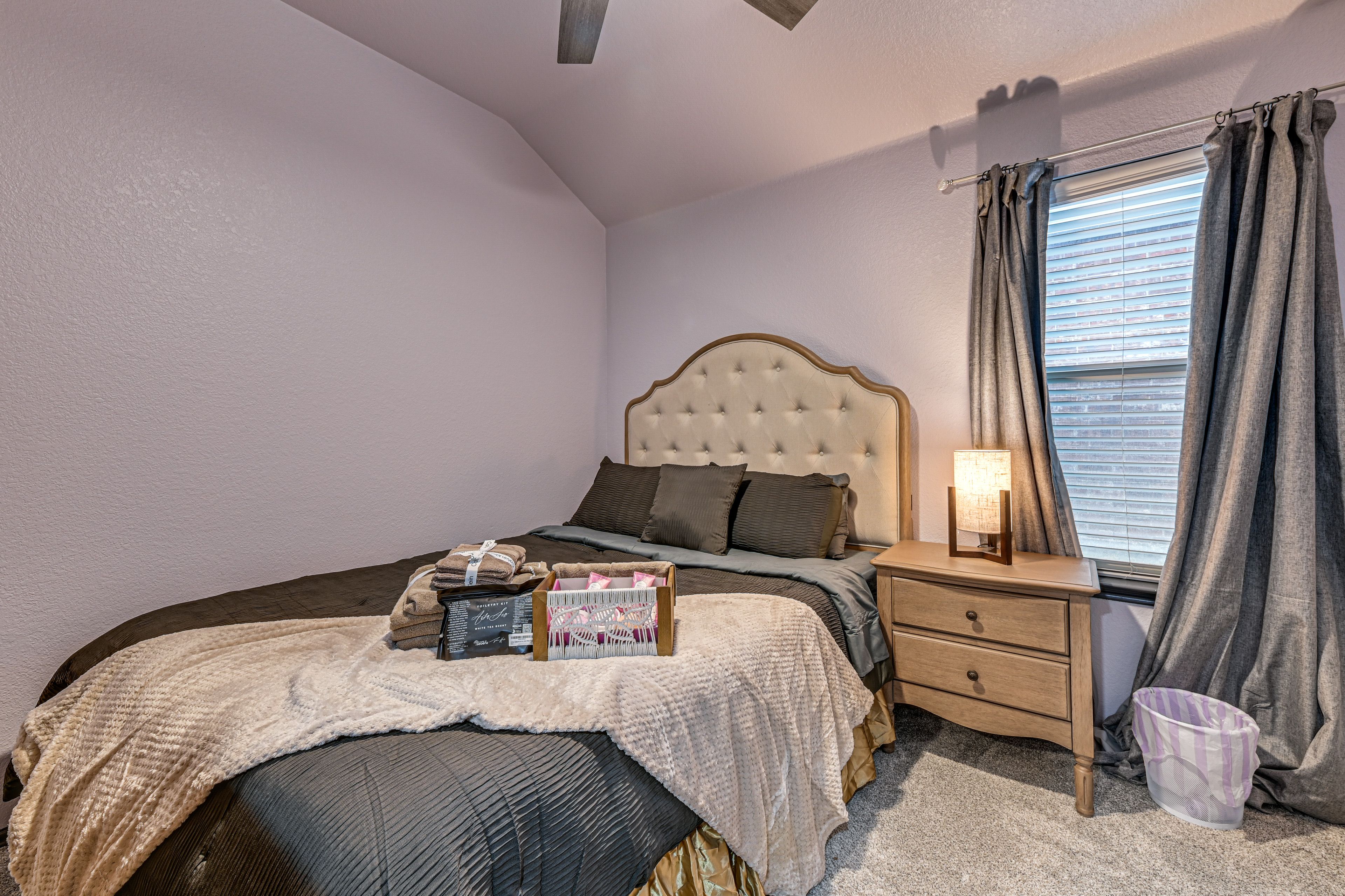 Bedroom 1 | Queen Bed