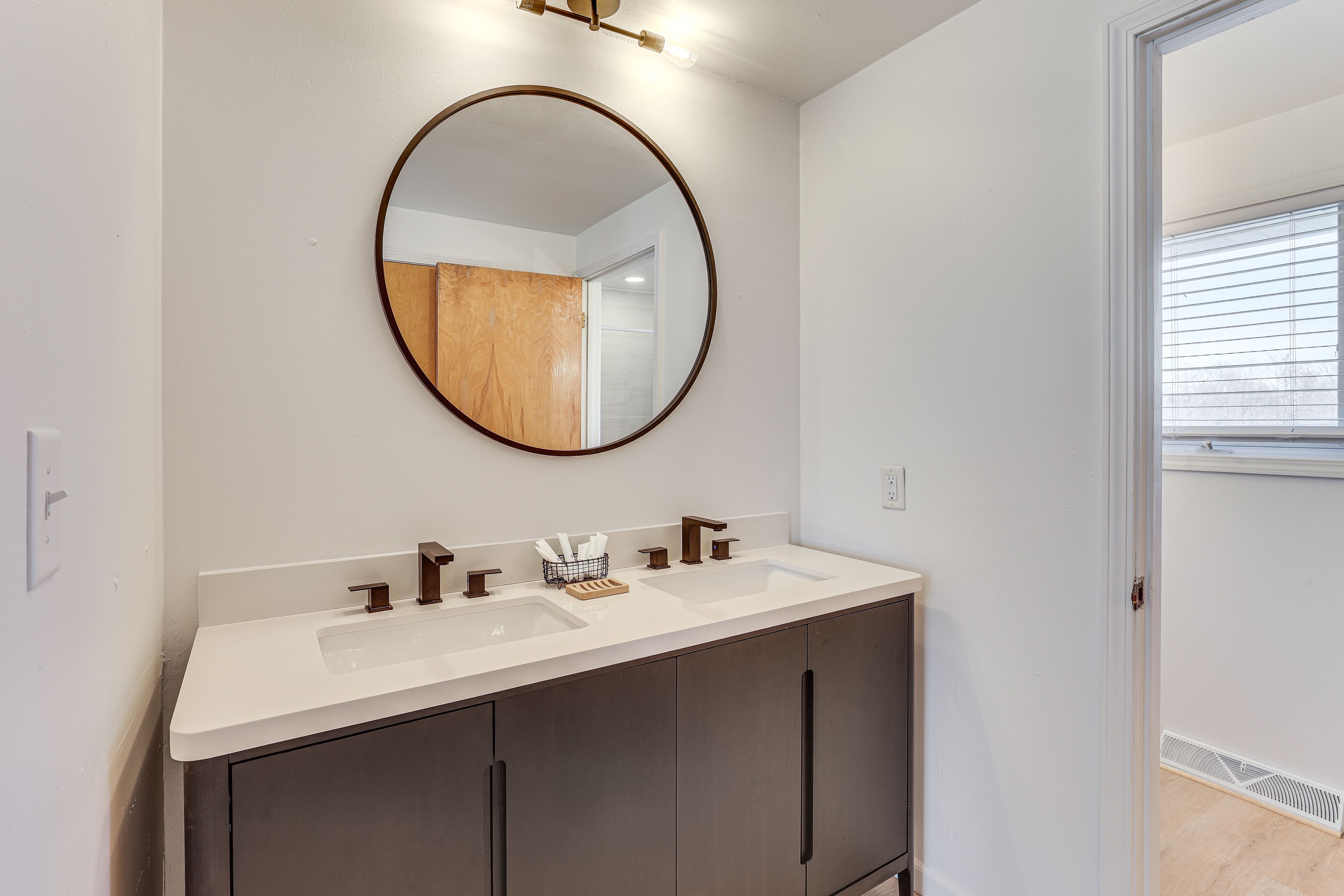 Full Bathroom | 2nd Floor