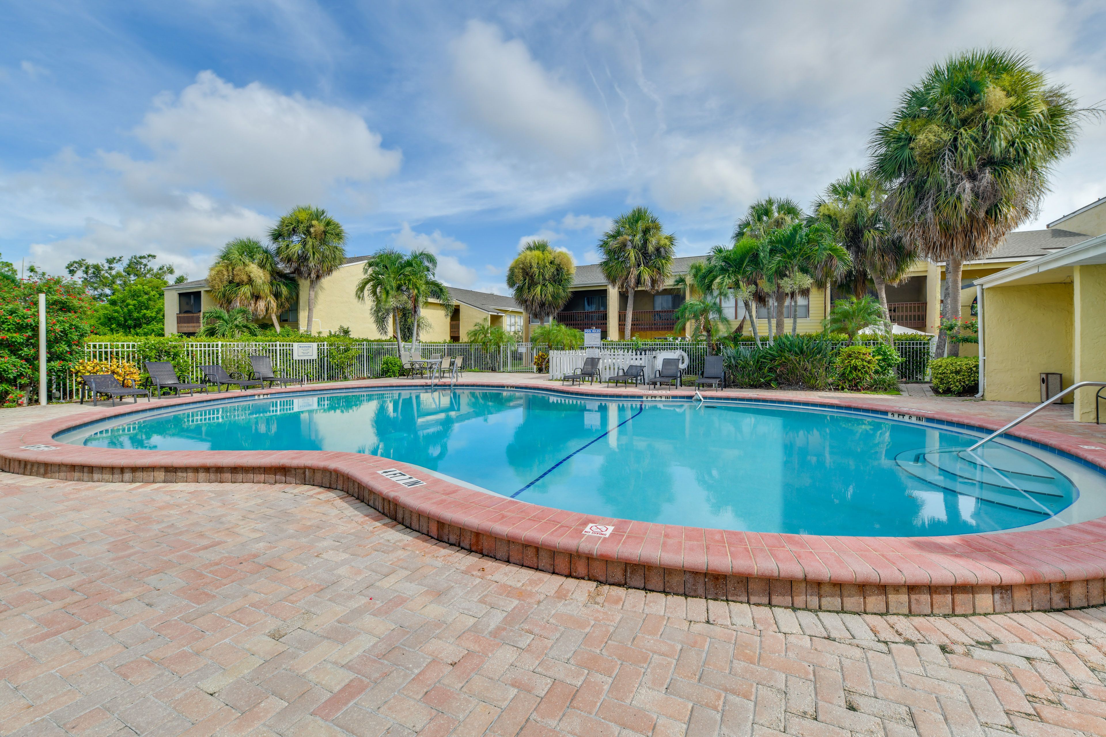 Sarasota Vacation Rental | 2BR | 1BA | 1 Step Required | 980 Sq Ft