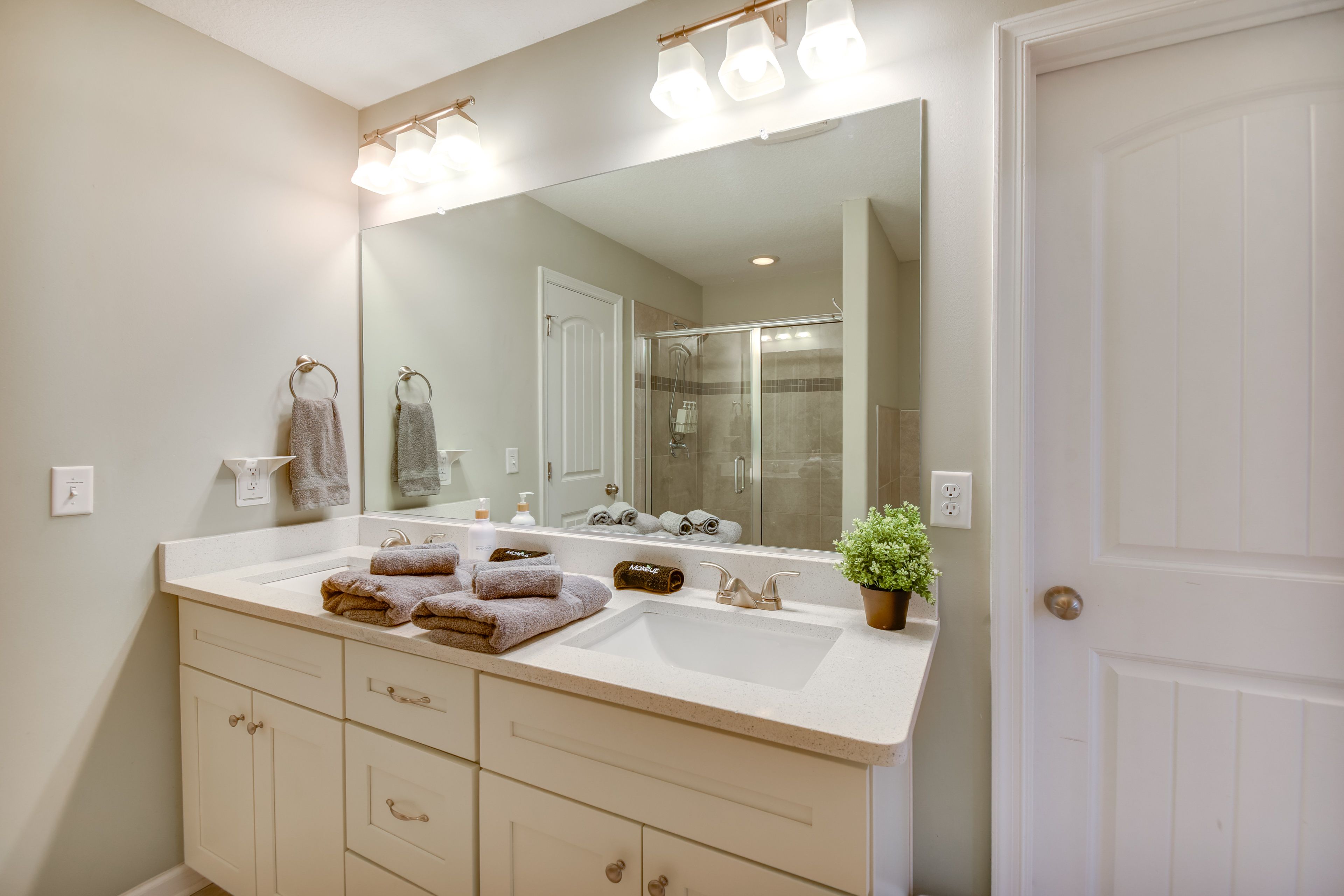 Full Bathroom | 2nd Floor