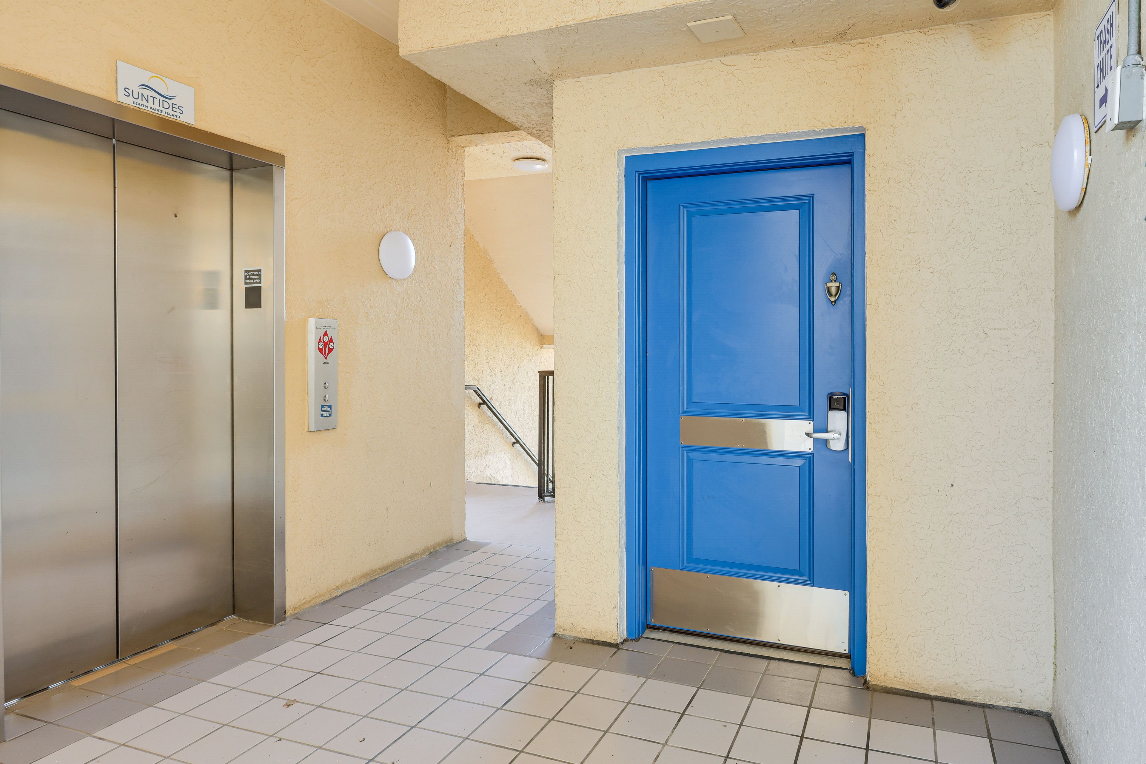 Unit Exterior | Parking Lot (1 Vehicle, First-Come, First-Served)