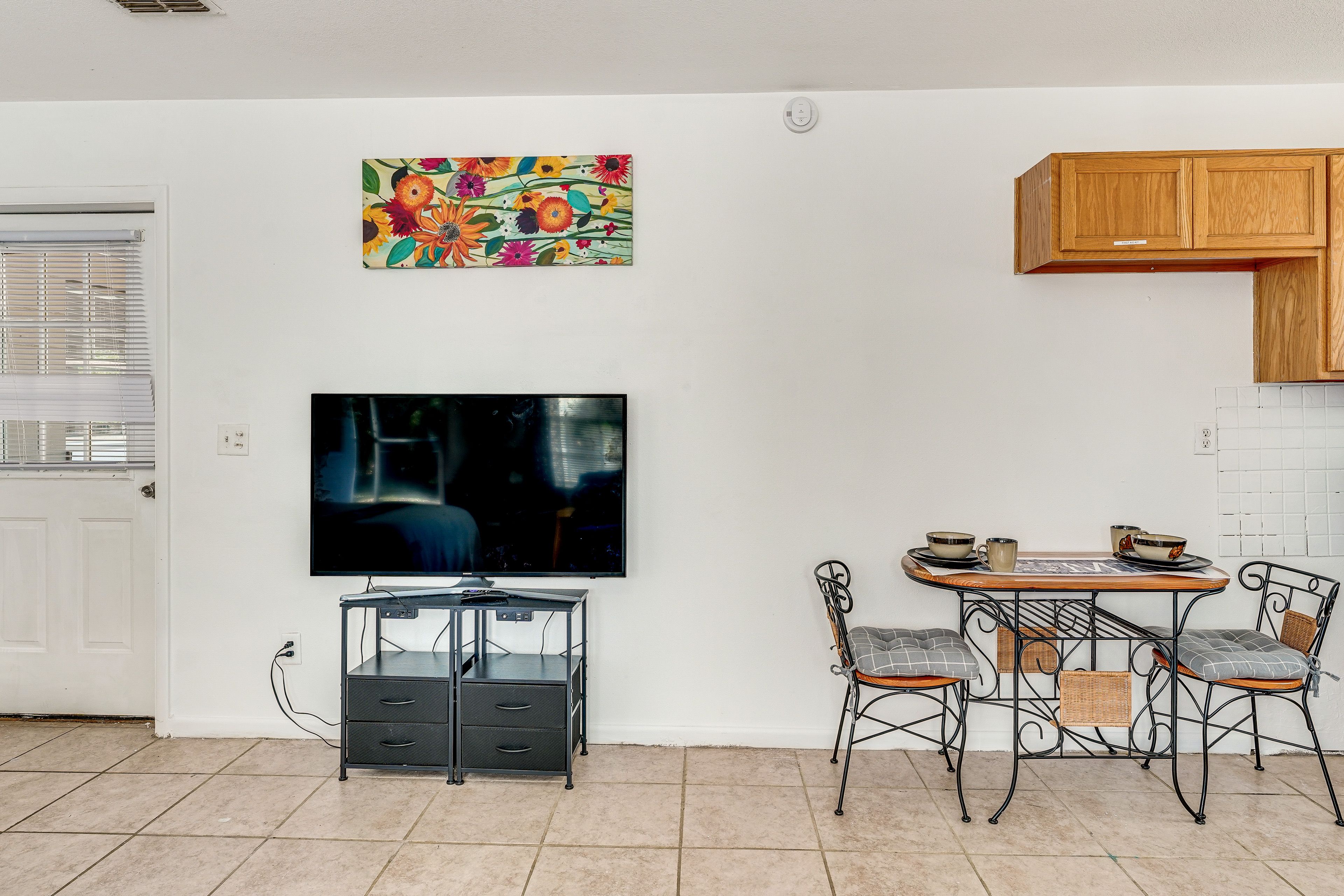 Dining Area | Smart TV