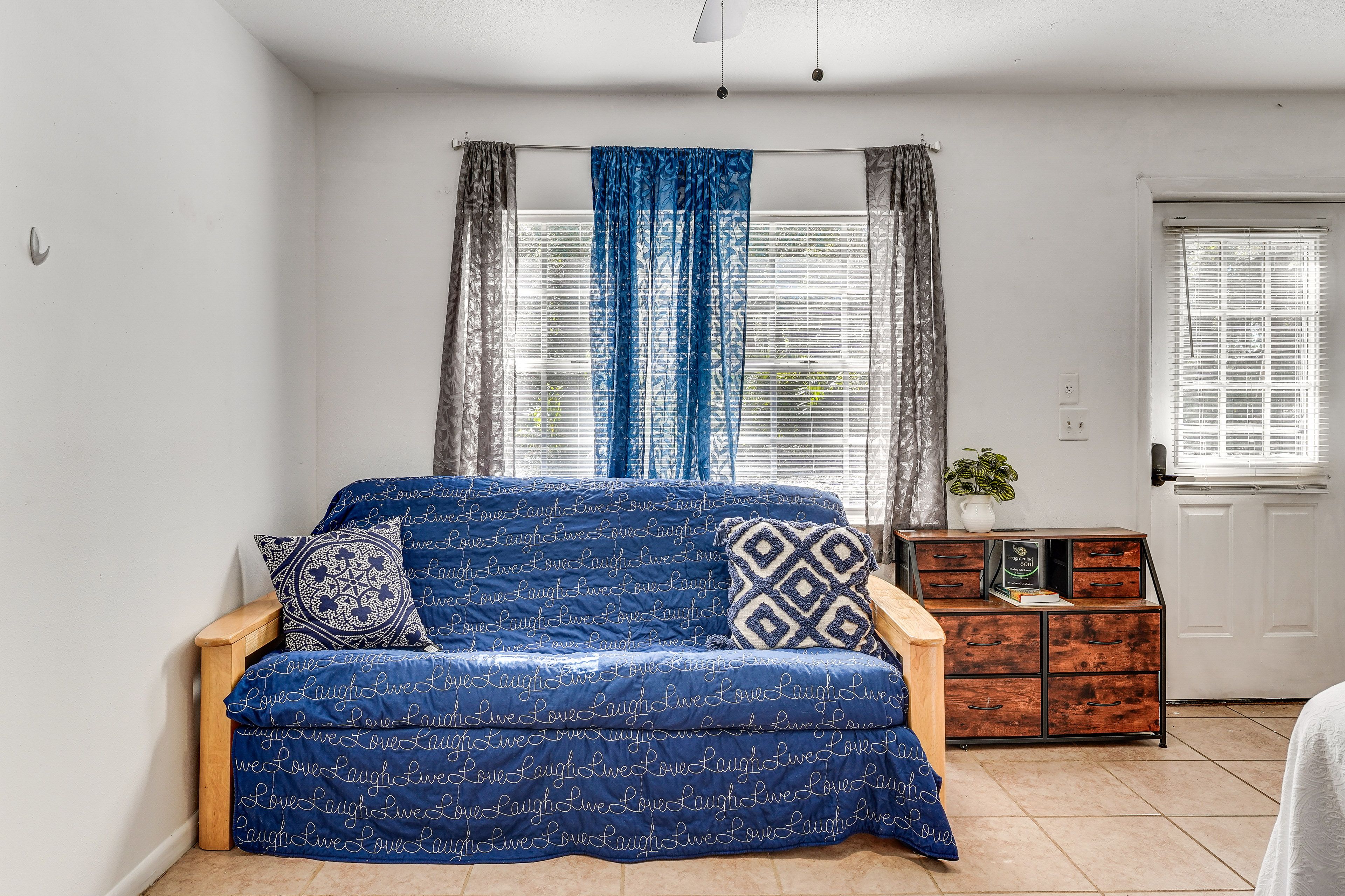 Sitting Area | Full Futon